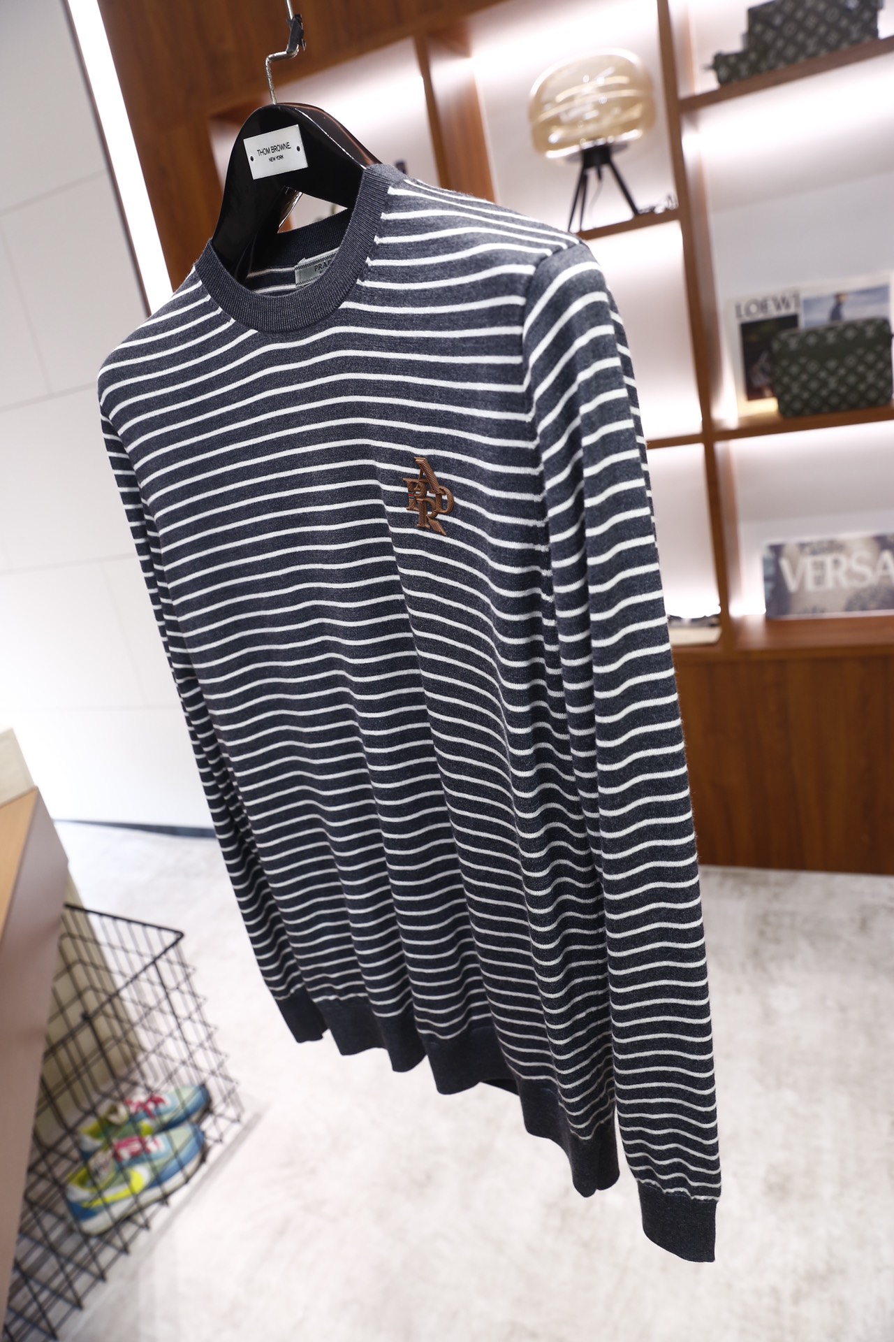 🔥普拉*/Pr*da.25秋冬新品！时尚纯羊毛材质的男士圆领针织衫，衣身以深灰为底色搭配白色横向细条纹，