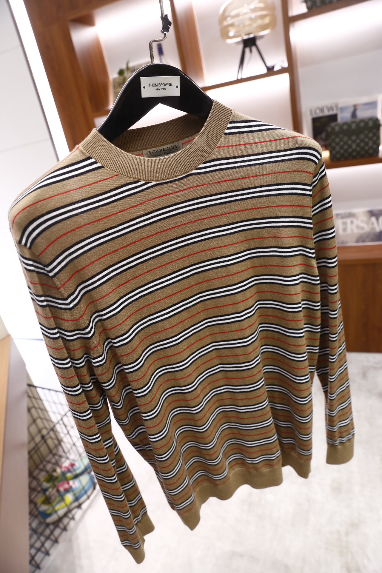 🔥巴宝丽/Burb*rry.25秋冬新品！男士纯毛圆领针织衫，以卡其色为底色，饰有撞色横向条纹，采用纯羊