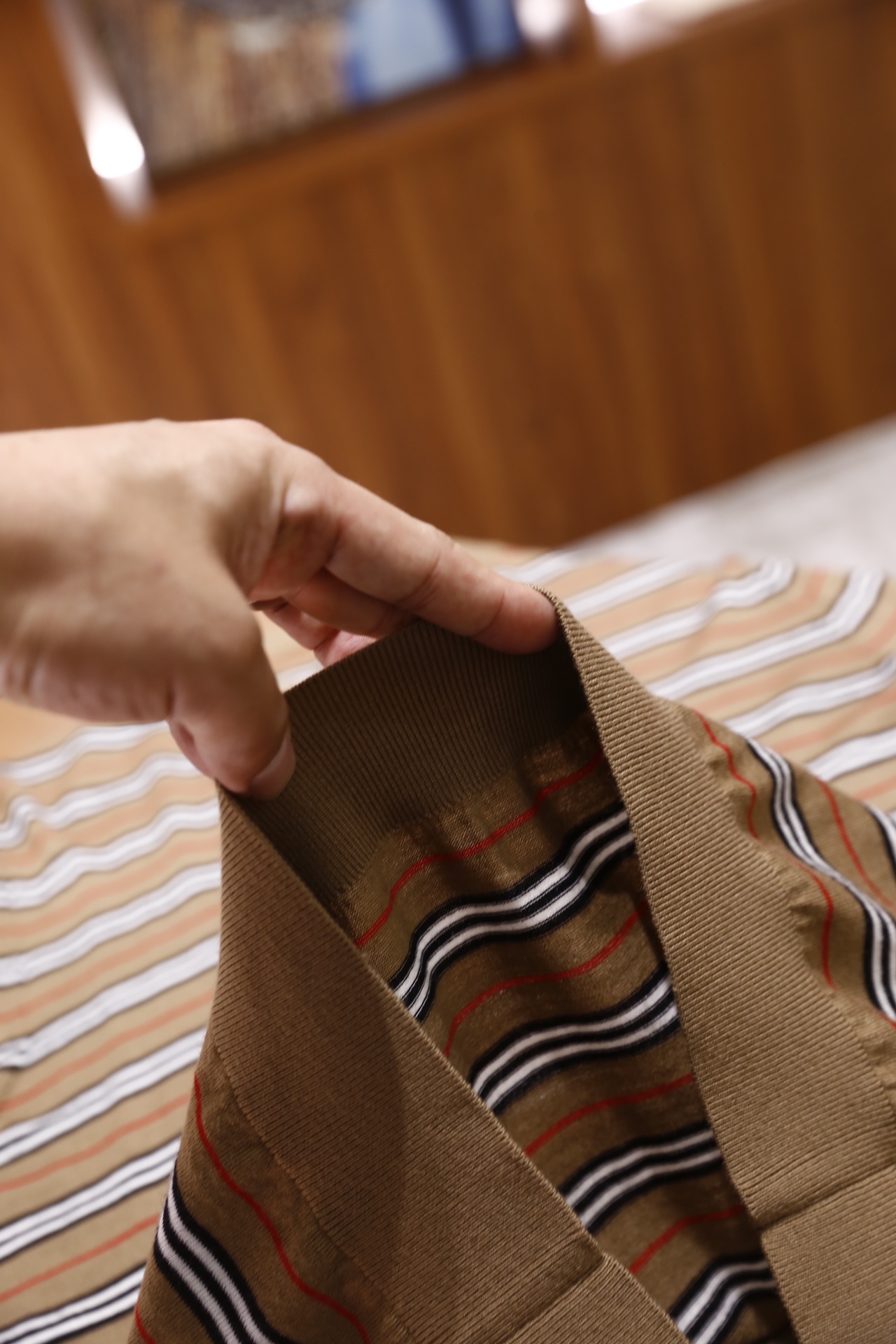 🔥巴宝丽/Burb*rry.25秋冬新品！男士纯毛圆领针织衫，以卡其色为底色，饰有撞色横向条纹，采用纯羊