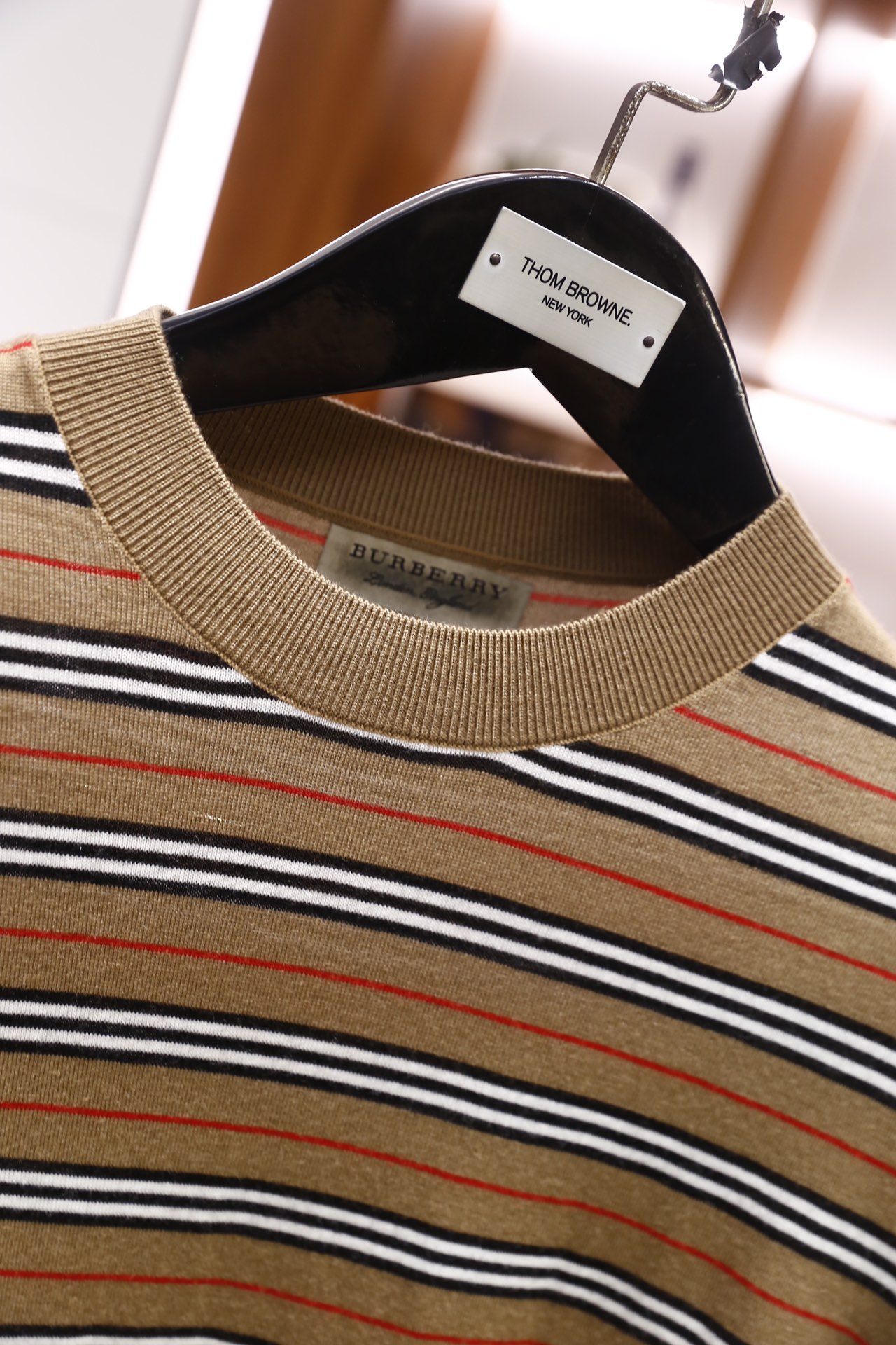 🔥巴宝丽/Burb*rry.25秋冬新品！男士纯毛圆领针织衫，以卡其色为底色，饰有撞色横向条纹，采用纯羊