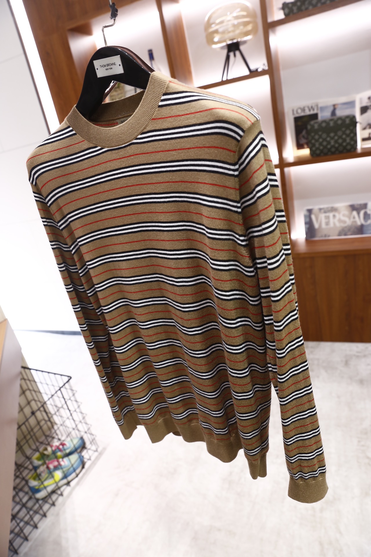 🔥巴宝丽/Burb*rry.25秋冬新品！男士纯毛圆领针织衫，以卡其色为底色，饰有撞色横向条纹，采用纯羊