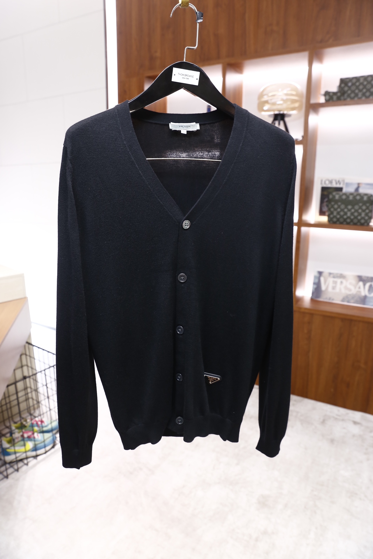 🔥Pr*da/普拉达.25秋冬新品！时尚男士百搭调V领针织开衫，采用精纺羊毛薄款材质，为修身剪裁的长袖款