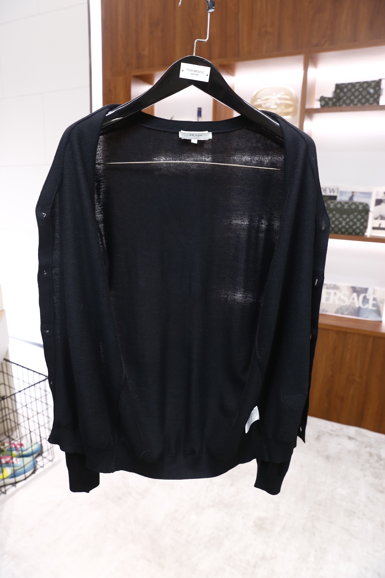 🔥Pr*da/普拉达.25秋冬新品！时尚男士百搭调V领针织开衫，采用精纺羊毛薄款材质，为修身剪裁的长袖款