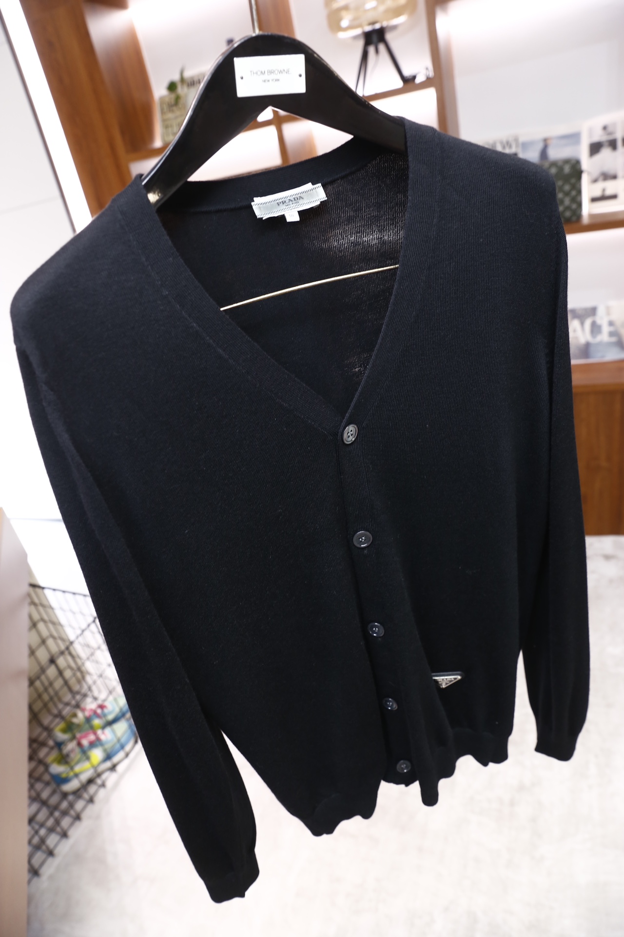 🔥Pr*da/普拉达.25秋冬新品！时尚男士百搭调V领针织开衫，采用精纺羊毛薄款材质，为修身剪裁的长袖款