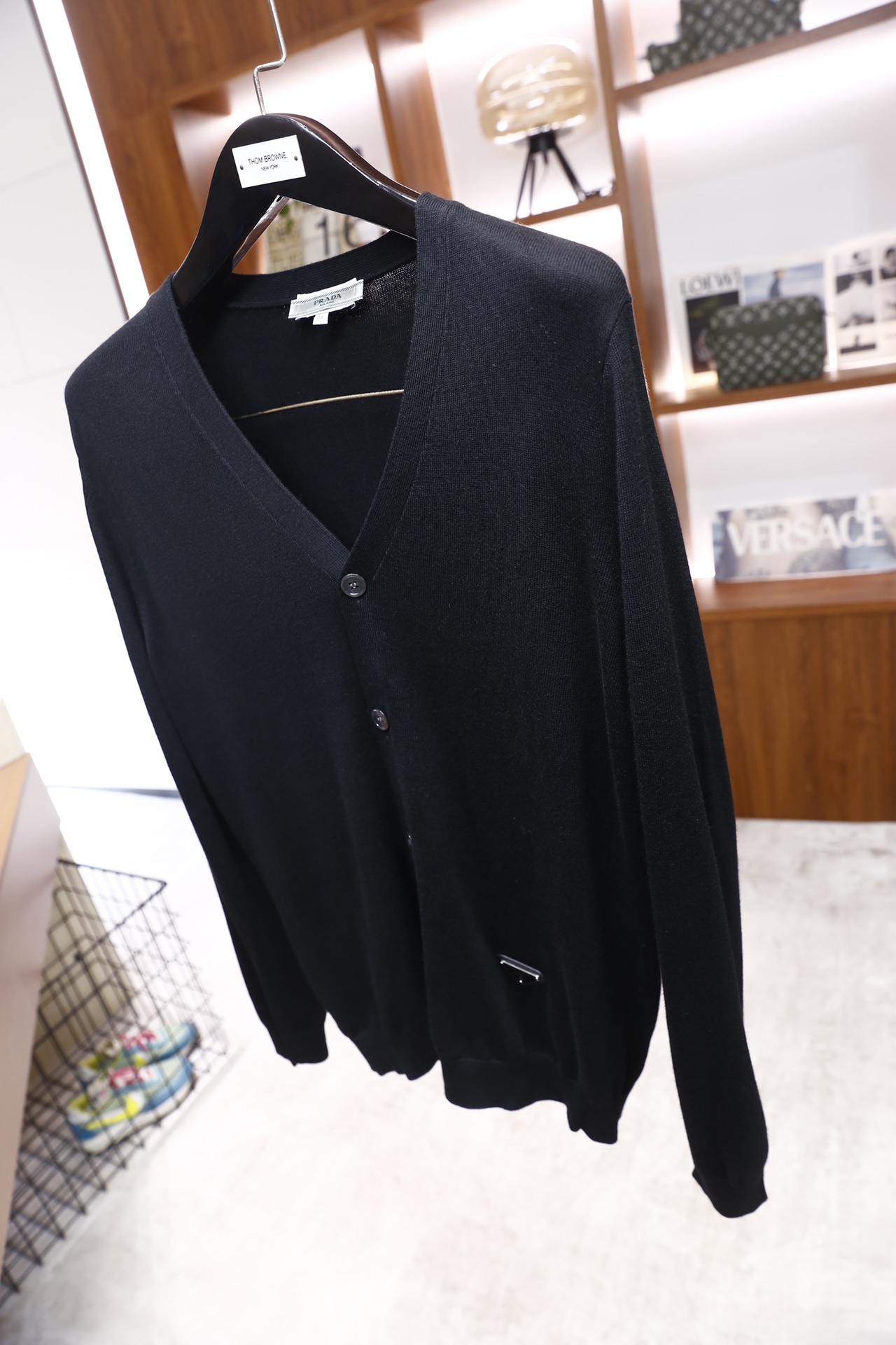 🔥Pr*da/普拉达.25秋冬新品！时尚男士百搭调V领针织开衫，采用精纺羊毛薄款材质，为修身剪裁的长袖款