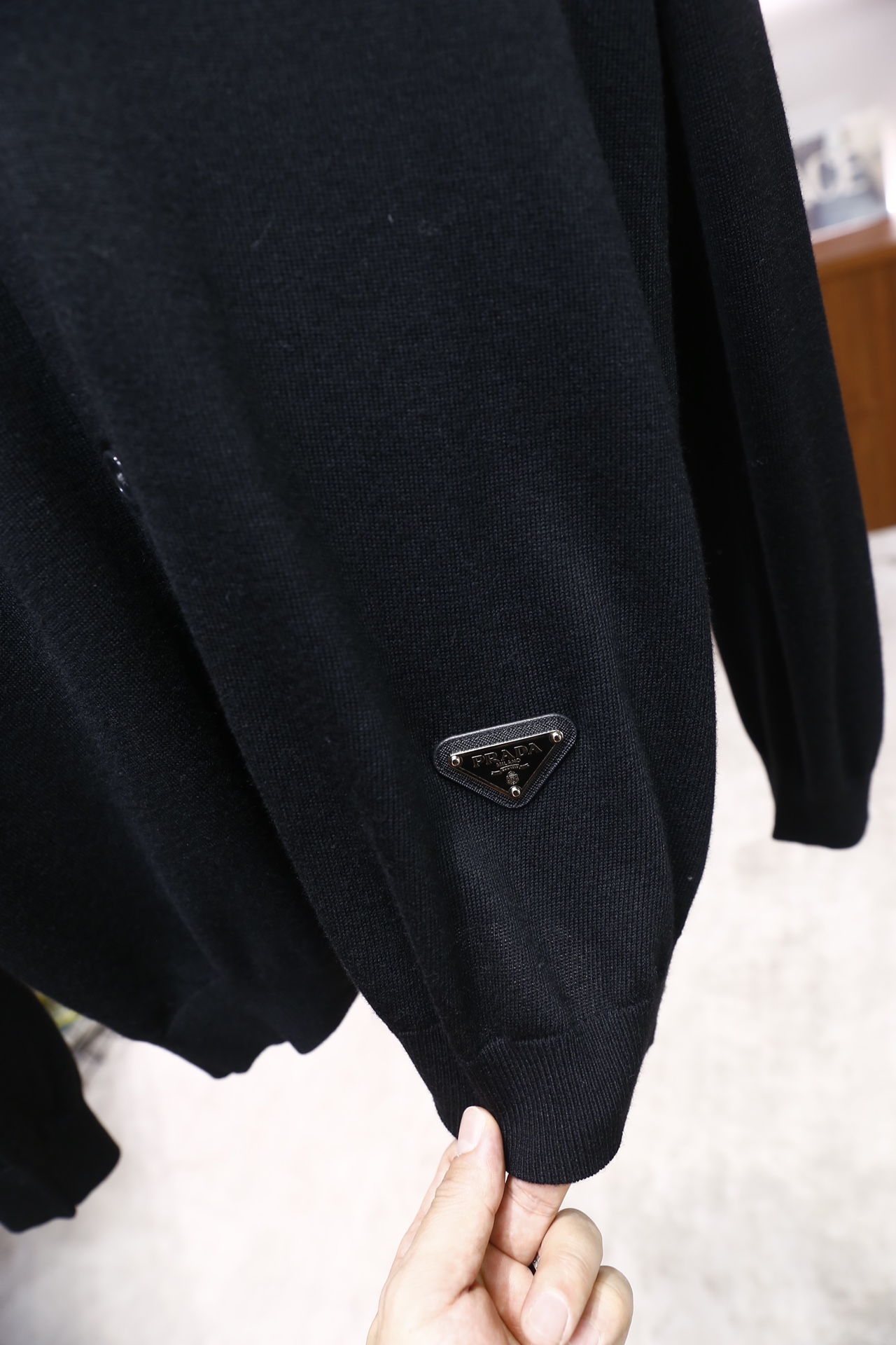 🔥Pr*da/普拉达.25秋冬新品！时尚男士百搭调V领针织开衫，采用精纺羊毛薄款材质，为修身剪裁的长袖款