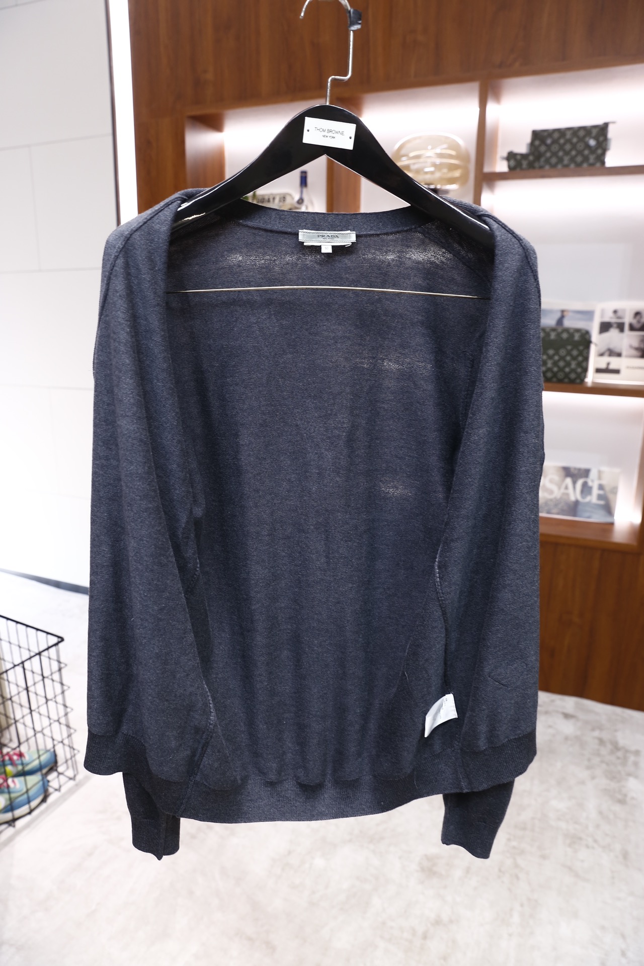 🔥Pr*da/普拉达.25秋冬新品！时尚男士百搭调V领针织开衫，采用精纺羊毛薄款材质，为修身剪裁的长袖款