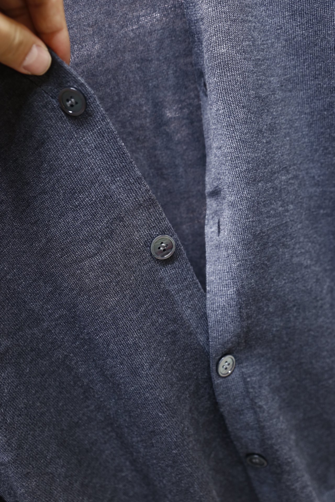 🔥Pr*da/普拉达.25秋冬新品！时尚男士百搭调V领针织开衫，采用精纺羊毛薄款材质，为修身剪裁的长袖款