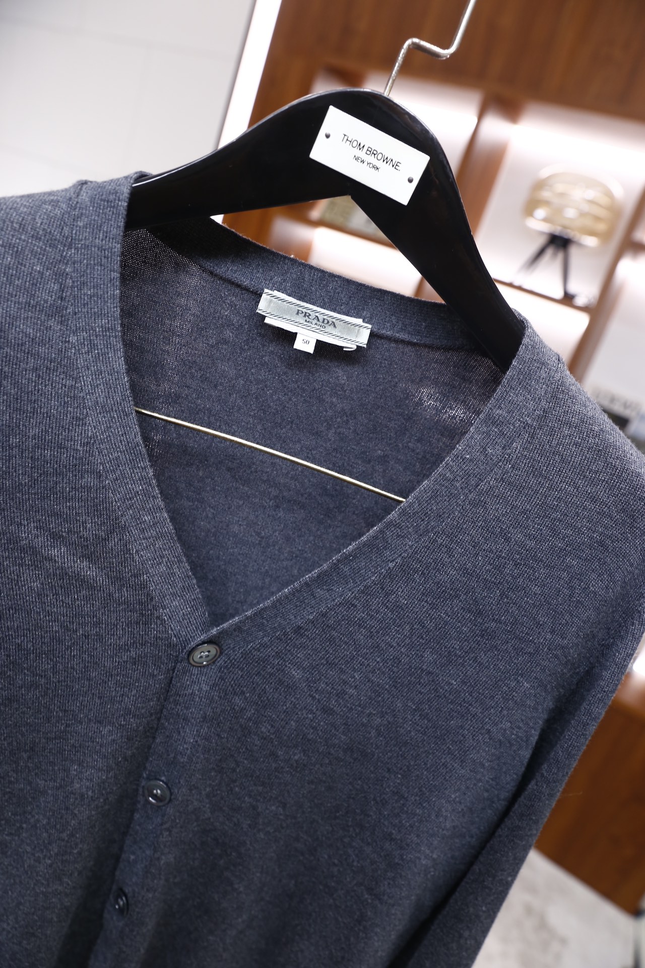 🔥Pr*da/普拉达.25秋冬新品！时尚男士百搭调V领针织开衫，采用精纺羊毛薄款材质，为修身剪裁的长袖款