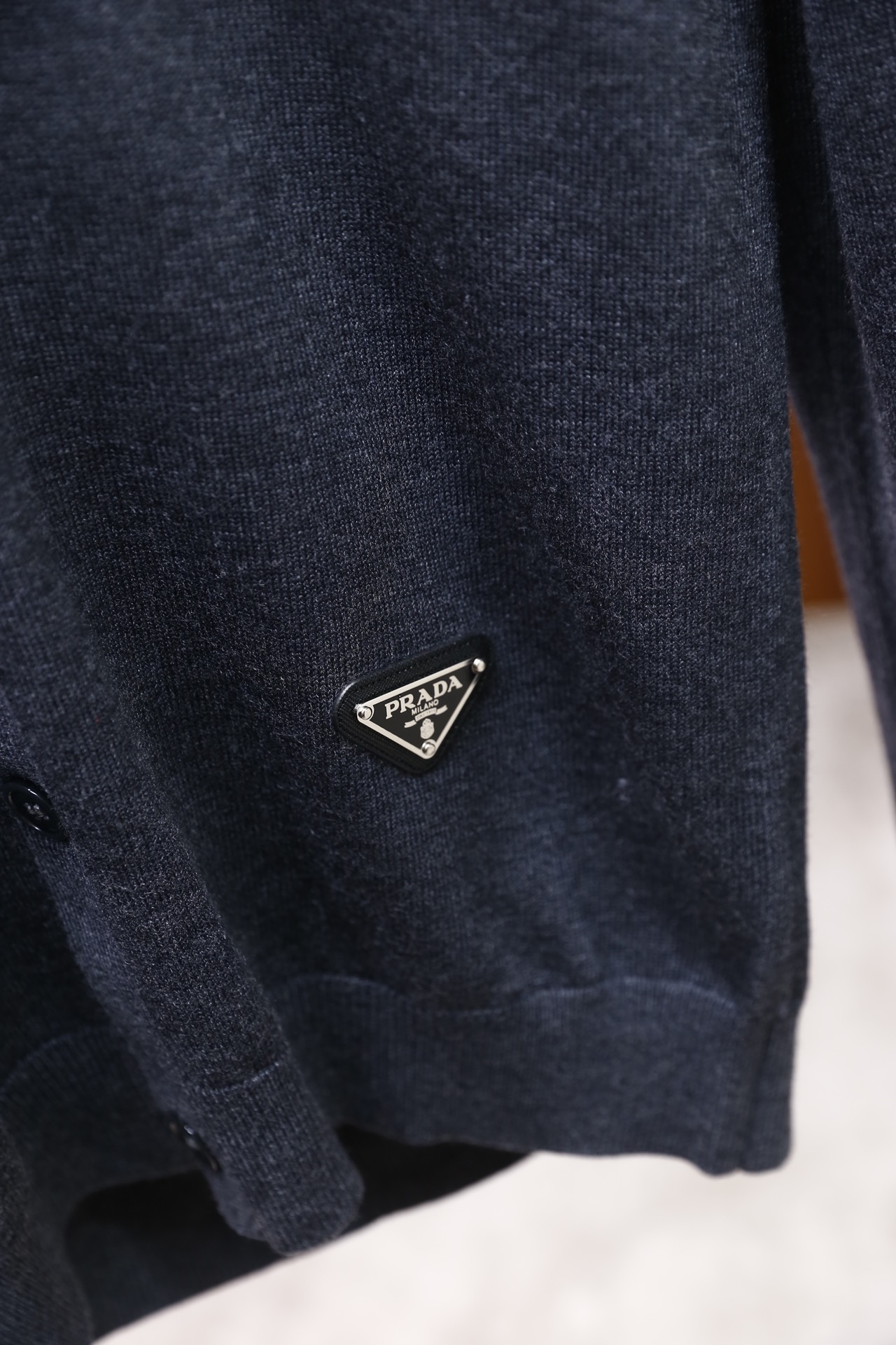 🔥Pr*da/普拉达.25秋冬新品！时尚男士百搭调V领针织开衫，采用精纺羊毛薄款材质，为修身剪裁的长袖款