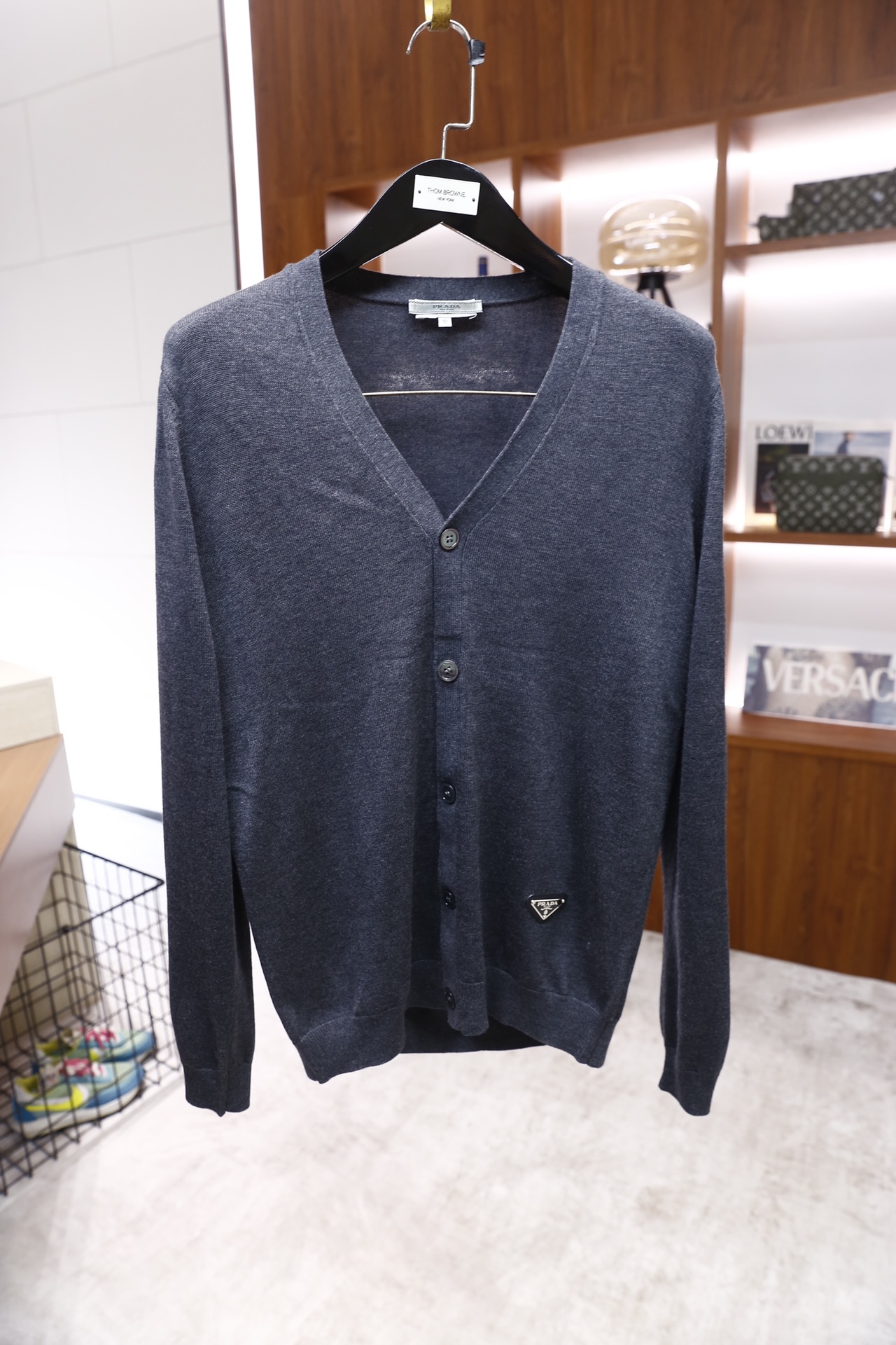 🔥Pr*da/普拉达.25秋冬新品！时尚男士百搭调V领针织开衫，采用精纺羊毛薄款材质，为修身剪裁的长袖款