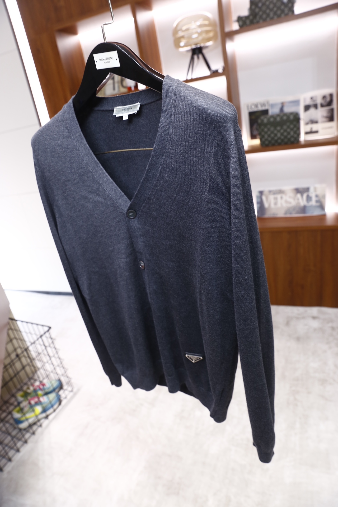 🔥Pr*da/普拉达.25秋冬新品！时尚男士百搭调V领针织开衫，采用精纺羊毛薄款材质，为修身剪裁的长袖款