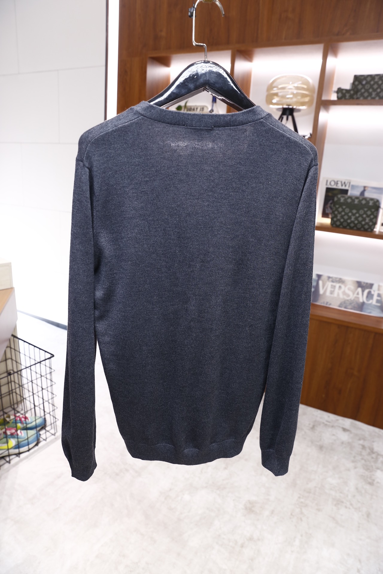 🔥Pr*da/普拉达.25秋冬新品！时尚男士百搭调V领针织开衫，采用精纺羊毛薄款材质，为修身剪裁的长袖款