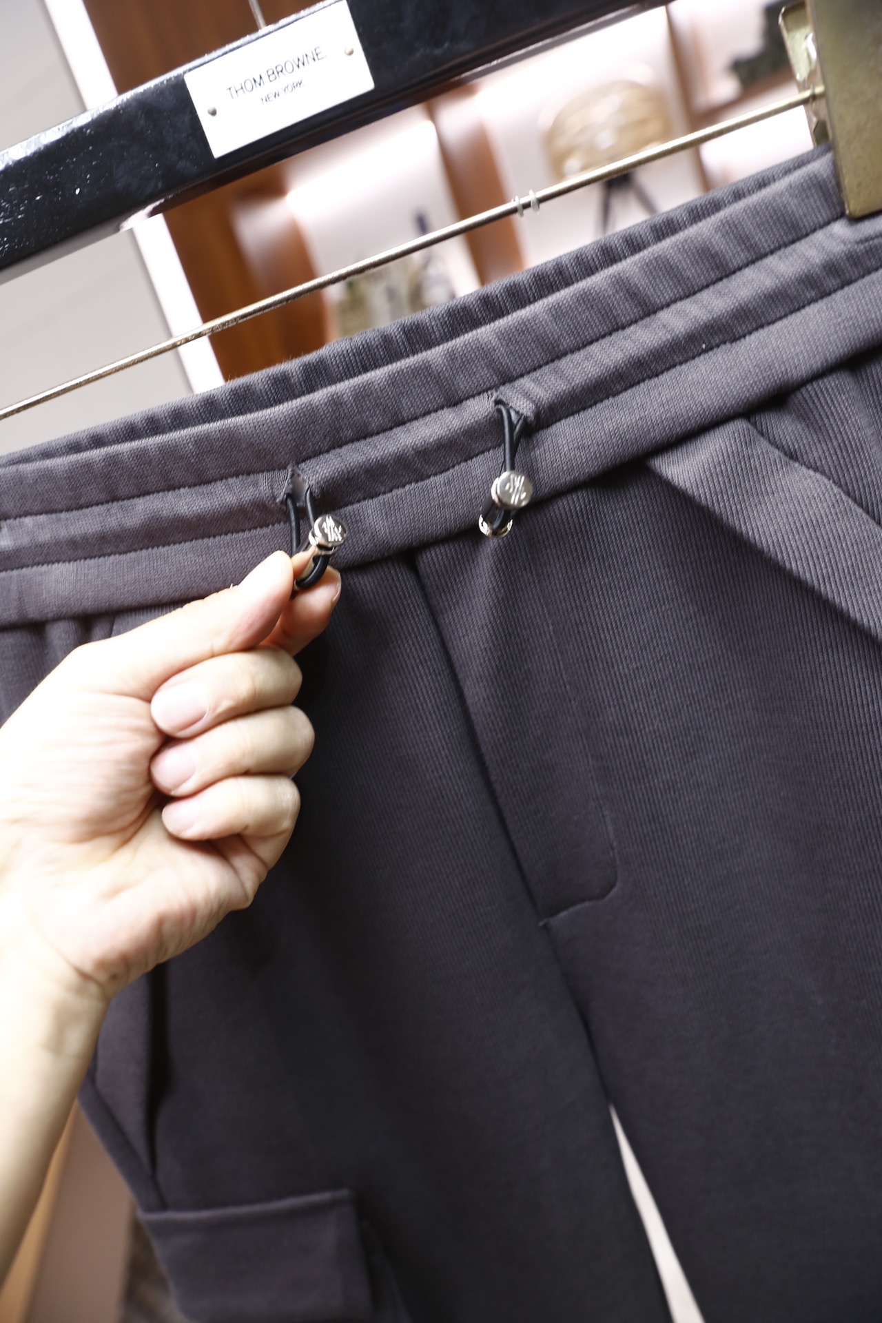 🔥Moncler/蒙口.2025秋冬新品！时尚男士工装休闲裤，采用松紧抽绳腰头设计，搭配金属抽绳扣，裤身