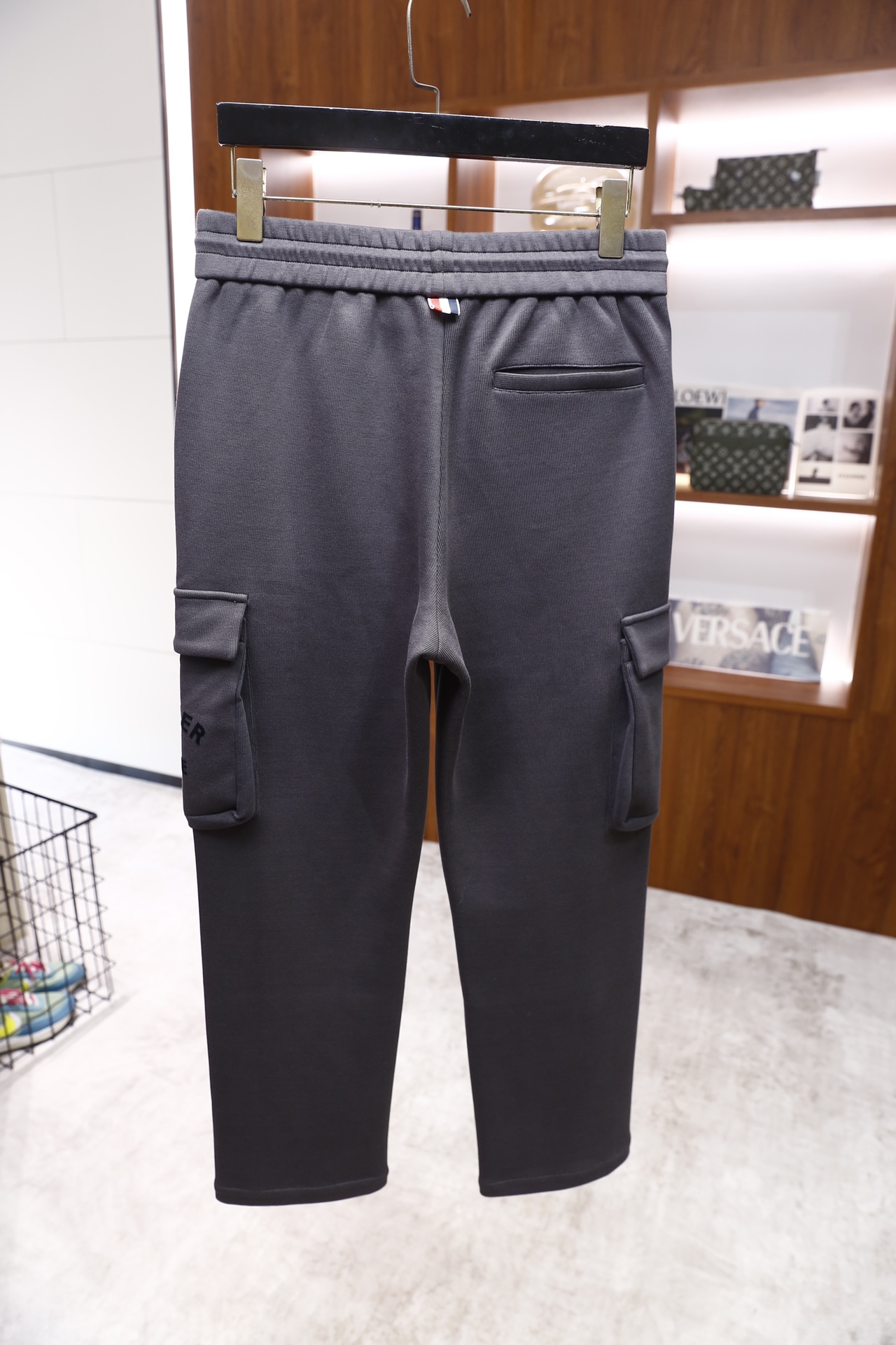 🔥Moncler/蒙口.2025秋冬新品！时尚男士工装休闲裤，采用松紧抽绳腰头设计，搭配金属抽绳扣，裤身