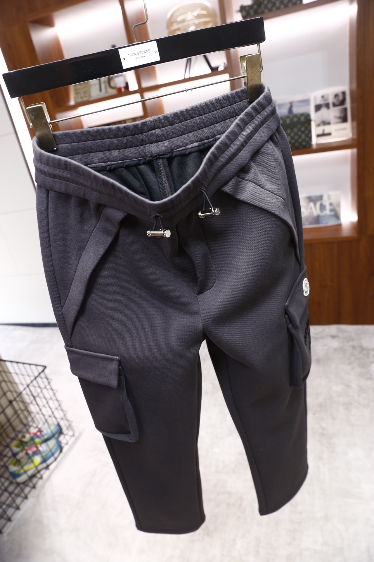 🔥Moncler/蒙口.2025秋冬新品！时尚男士工装休闲裤，采用松紧抽绳腰头设计，搭配金属抽绳扣，裤身