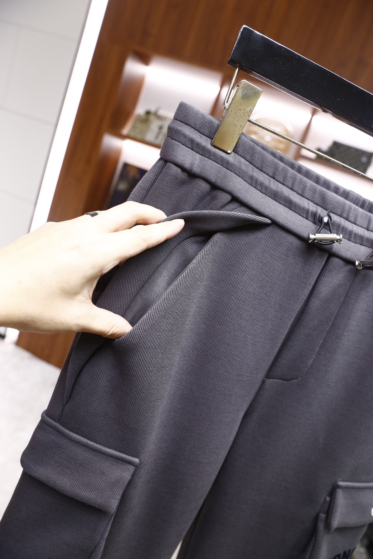 🔥Moncler/蒙口.2025秋冬新品！时尚男士工装休闲裤，采用松紧抽绳腰头设计，搭配金属抽绳扣，裤身