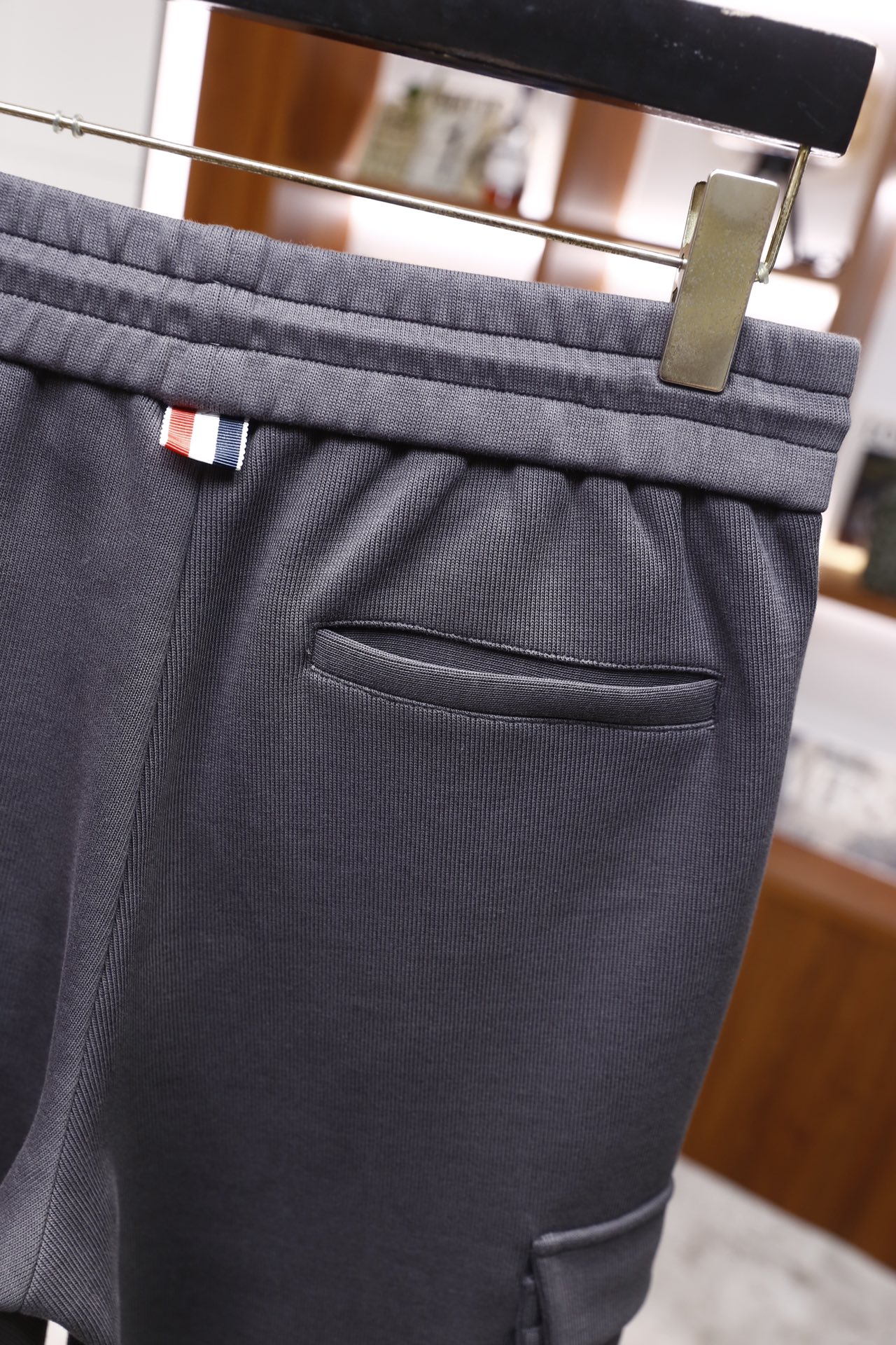 🔥Moncler/蒙口.2025秋冬新品！时尚男士工装休闲裤，采用松紧抽绳腰头设计，搭配金属抽绳扣，裤身