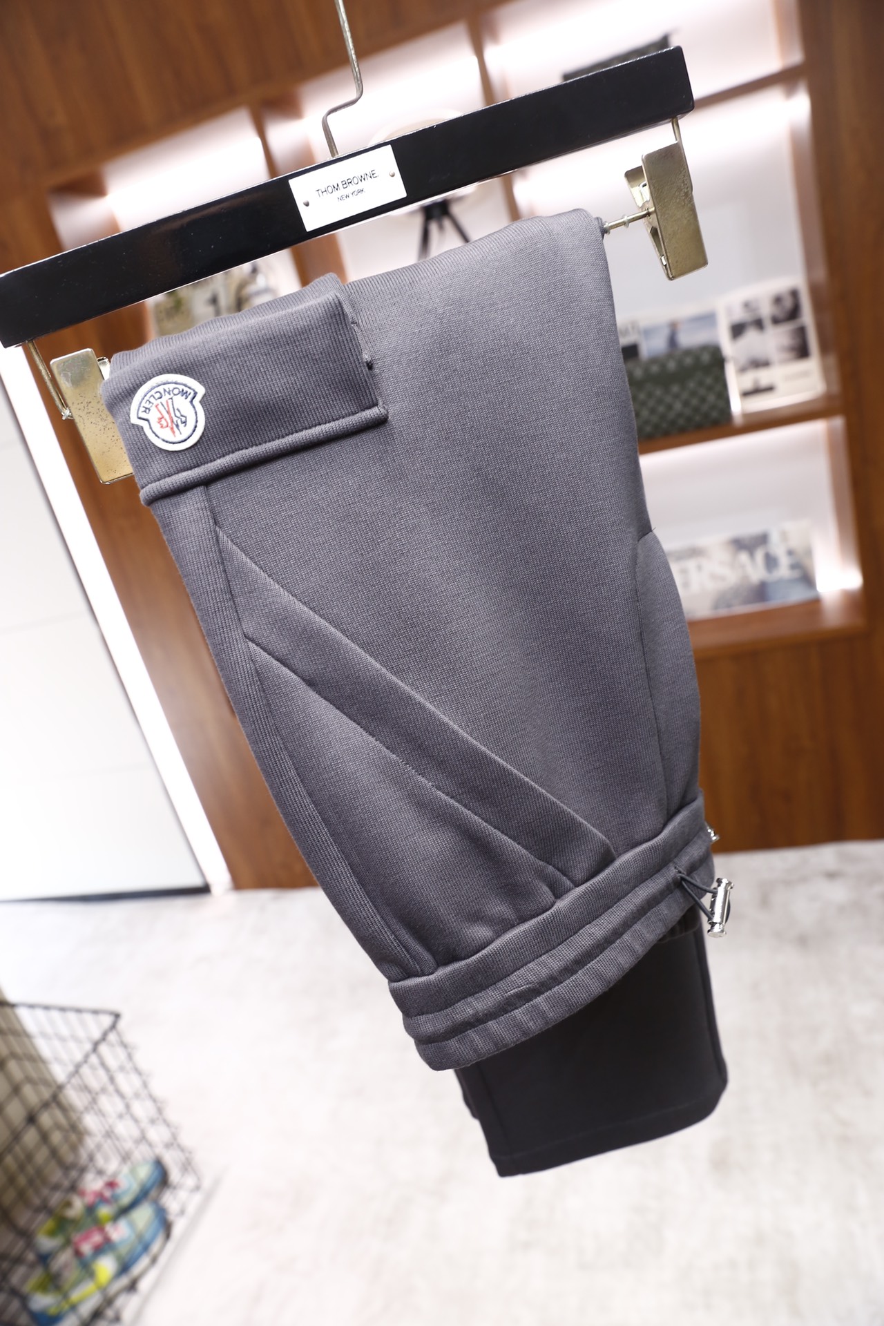 🔥Moncler/蒙口.2025秋冬新品！时尚男士工装休闲裤，采用松紧抽绳腰头设计，搭配金属抽绳扣，裤身