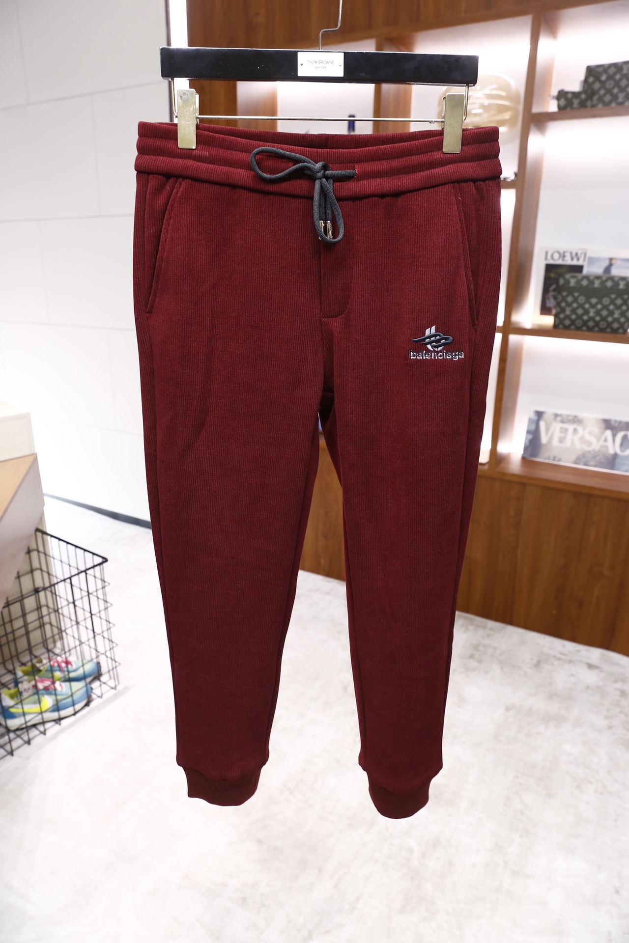 🔥巴黎世家/25秋季时尚新品男士休闲裤🆕采用舒适保暖面料，经典品牌字母LOGO设计 上身随意舒服！松紧腰