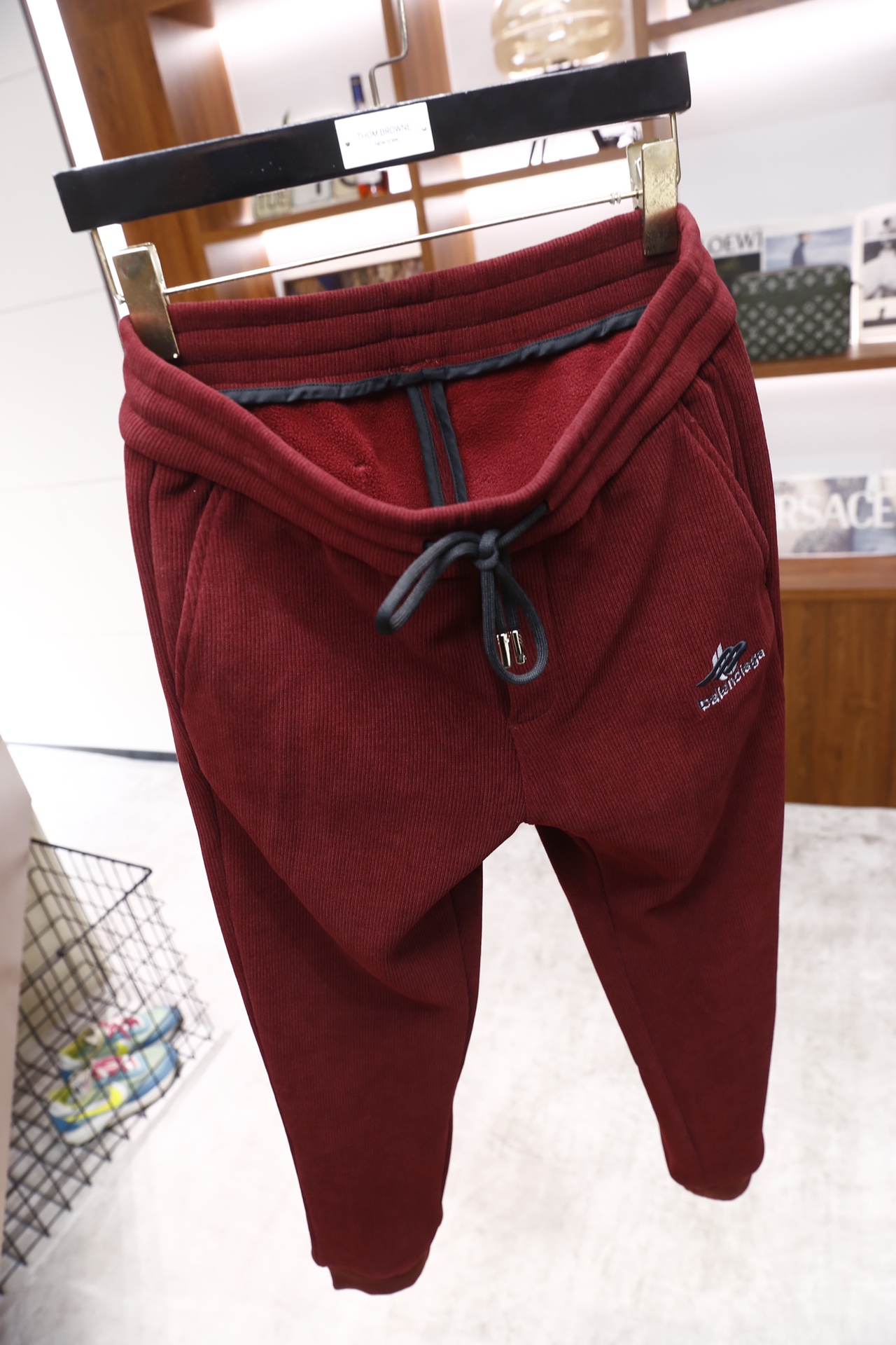 🔥巴黎世家/25秋季时尚新品男士休闲裤🆕采用舒适保暖面料，经典品牌字母LOGO设计 上身随意舒服！松紧腰