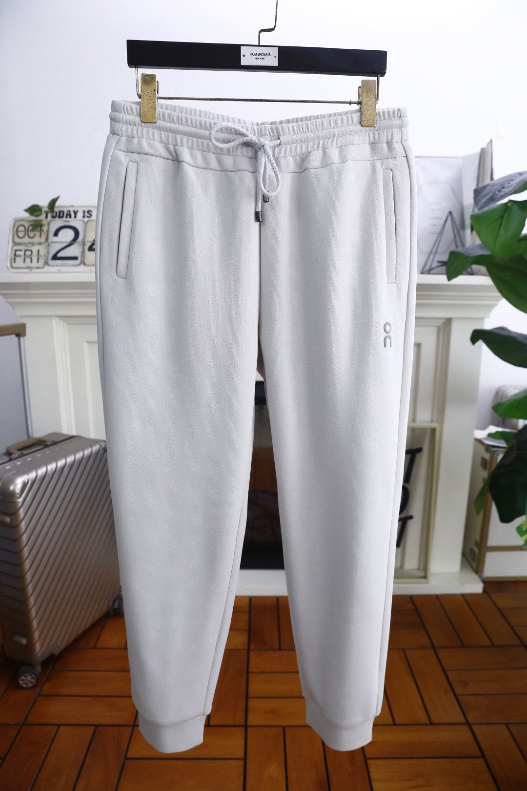 🔥罗意威.25秋季新品时尚原单男士卫裤，采用进口高档顶级卫裤面料，奢华经典品牌定制logo设计 上身随意