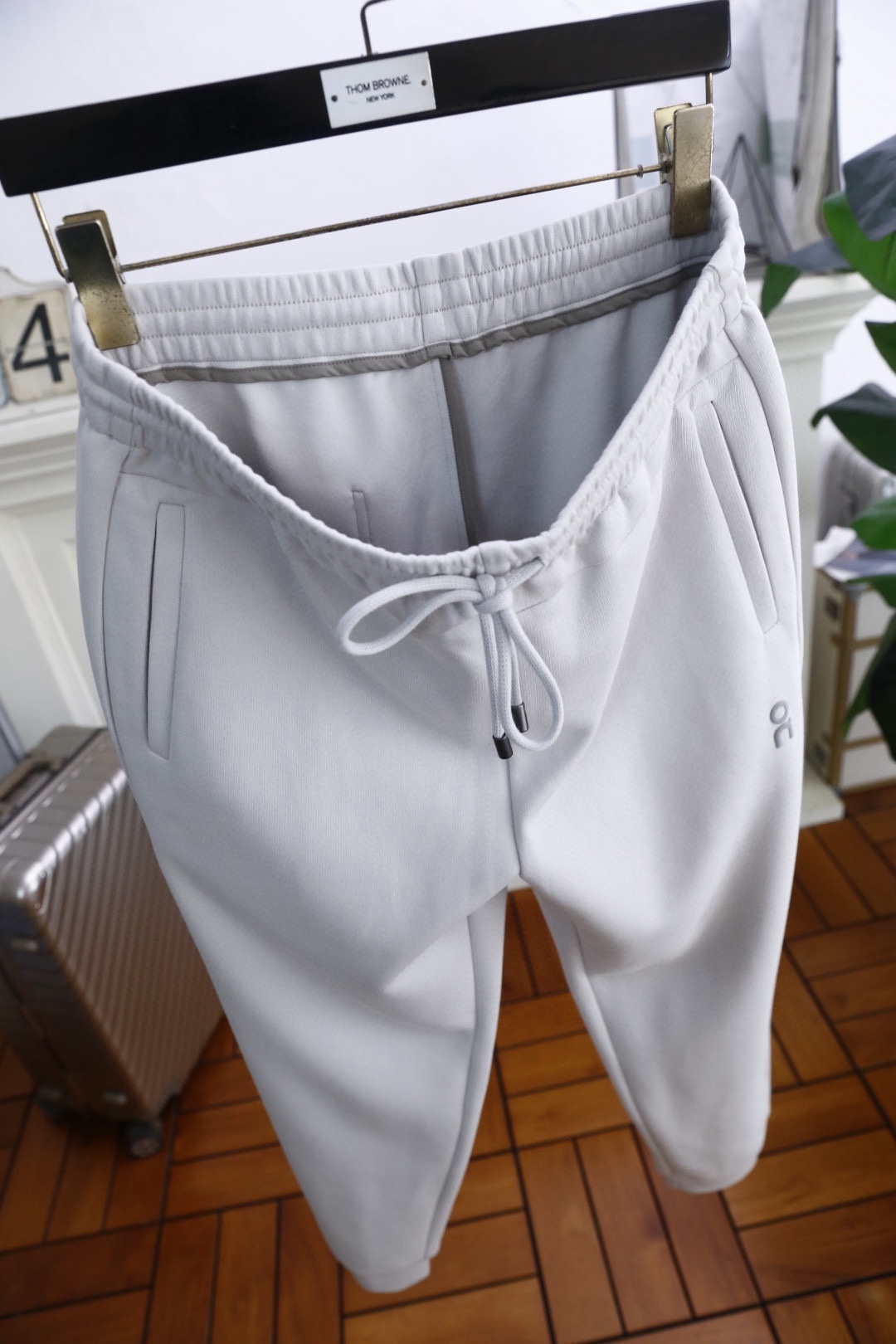 🔥罗意威.25秋季新品时尚原单男士卫裤，采用进口高档顶级卫裤面料，奢华经典品牌定制logo设计 上身随意