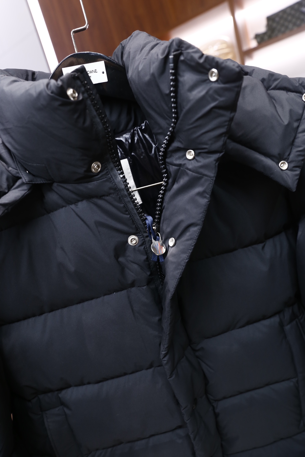 🔥蒙口/Moncler.25秋冬新品男士羽绒服👍采用连帽设计，帽子配有金属扣抽绳可调节，衣身是经典的方格