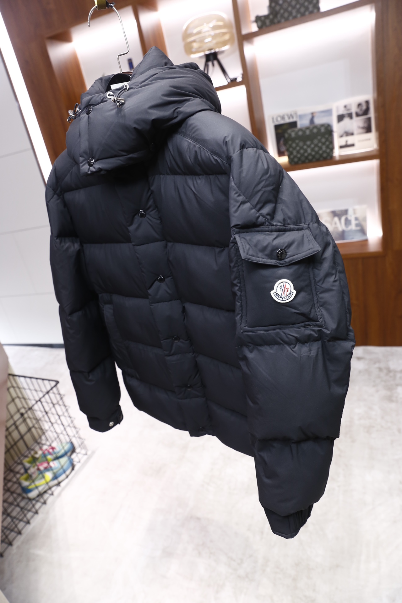 🔥蒙口/Moncler.25秋冬新品男士羽绒服👍采用连帽设计，帽子配有金属扣抽绳可调节，衣身是经典的方格