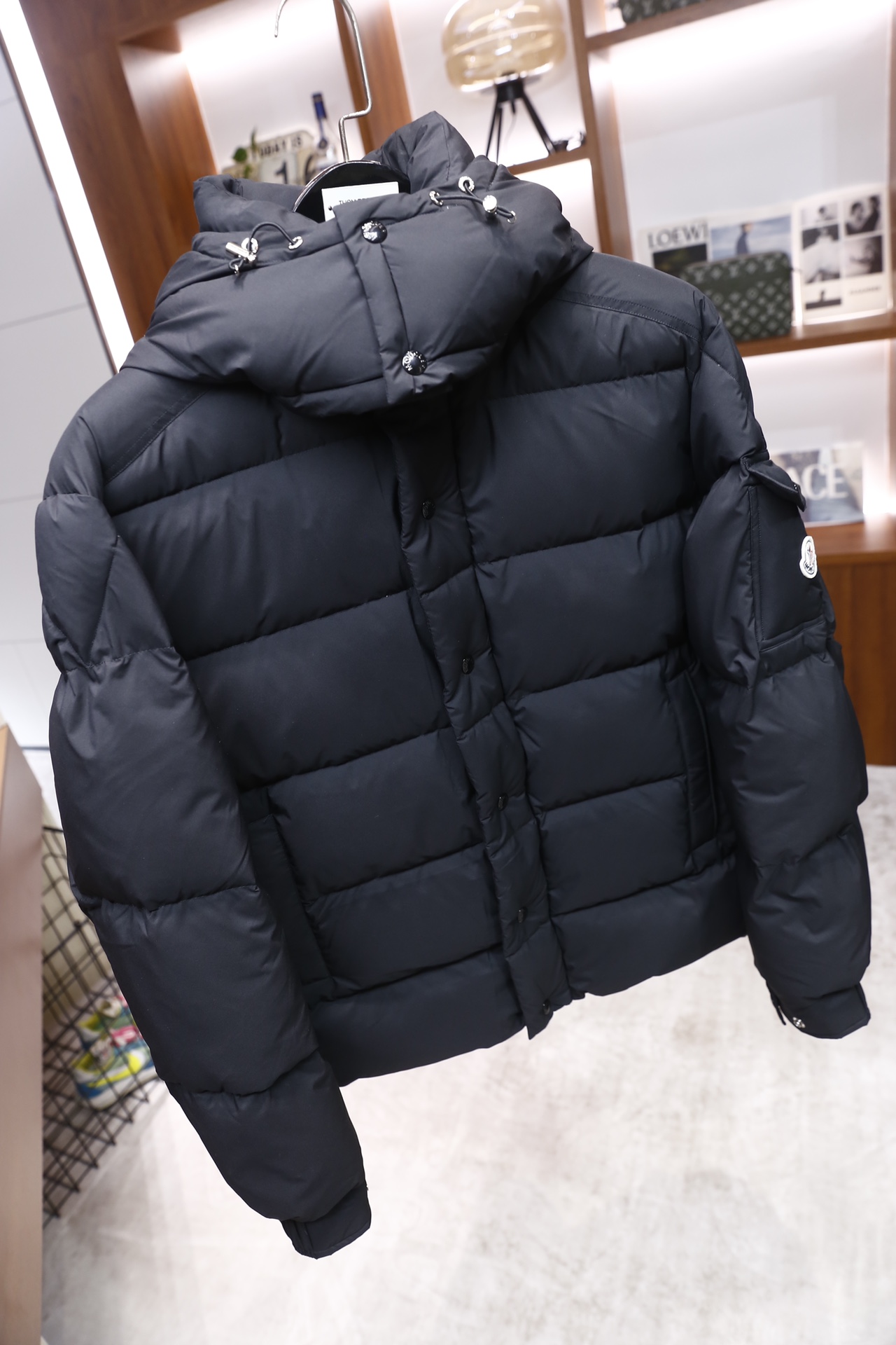 🔥蒙口/Moncler.25秋冬新品男士羽绒服👍采用连帽设计，帽子配有金属扣抽绳可调节，衣身是经典的方格