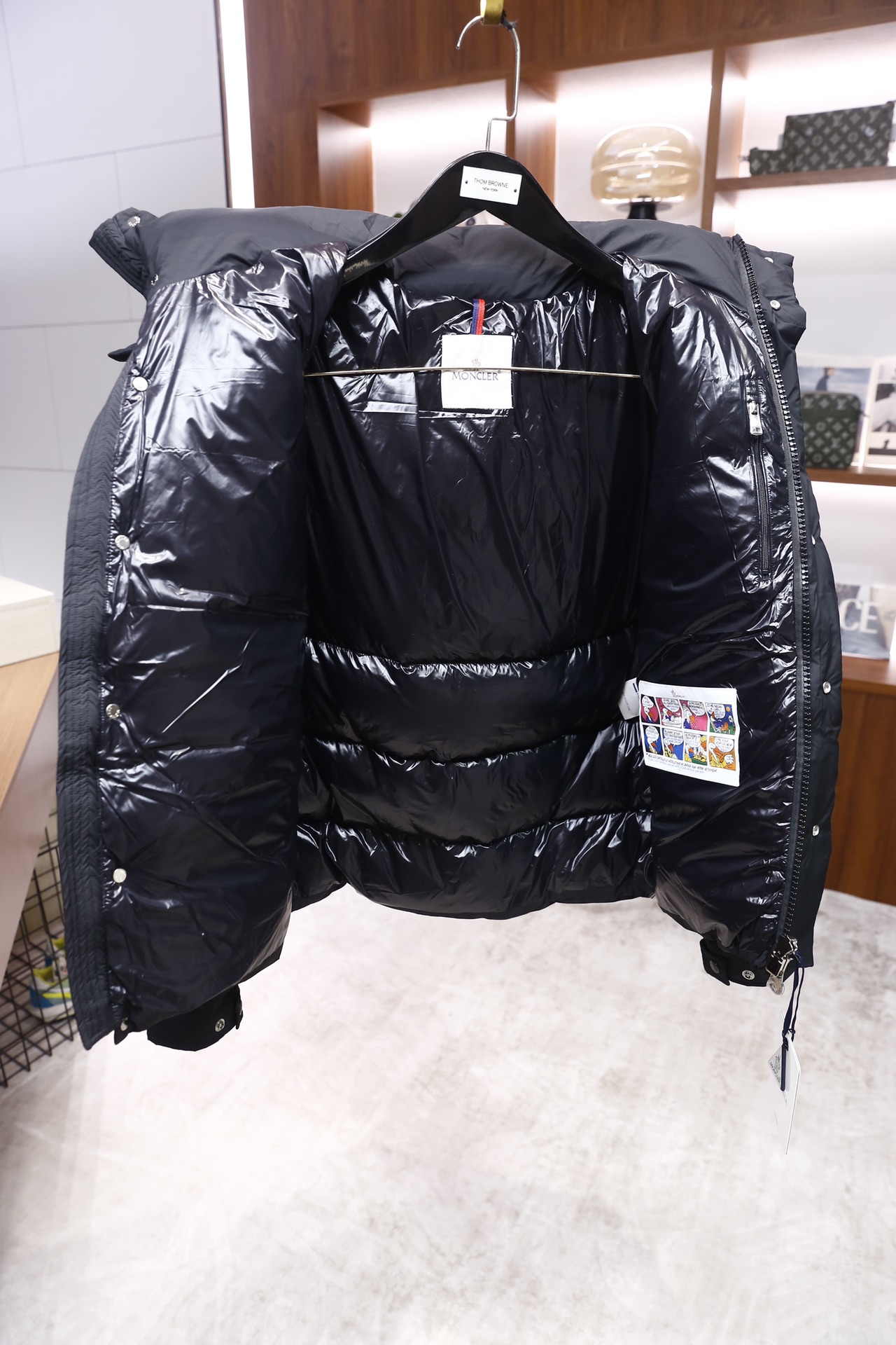 🔥蒙口/Moncler.25秋冬新品男士羽绒服👍采用连帽设计，帽子配有金属扣抽绳可调节，衣身是经典的方格
