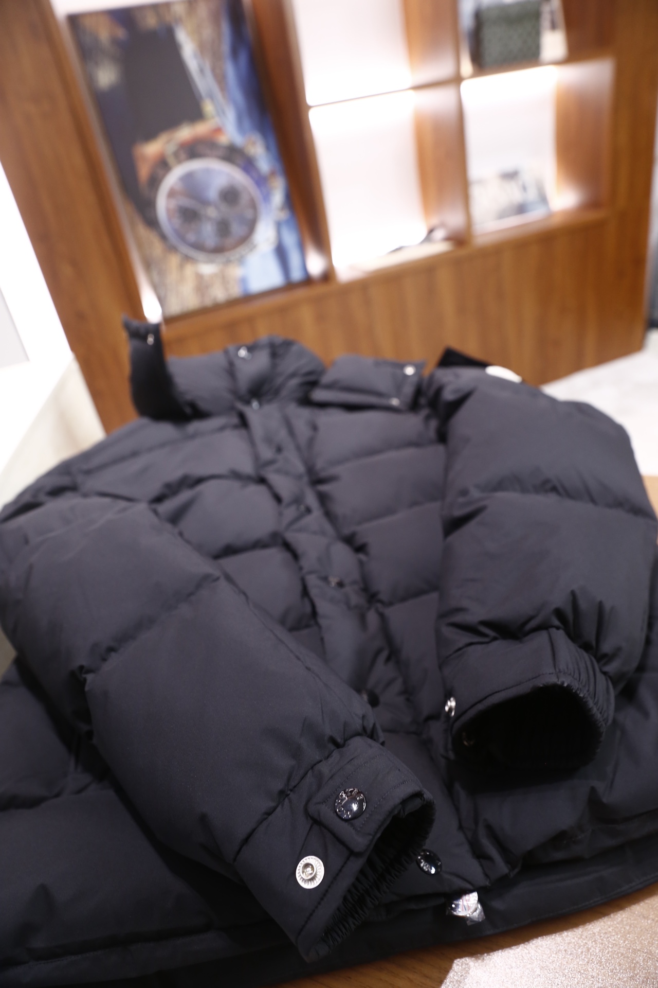 🔥蒙口/Moncler.25秋冬新品男士羽绒服👍采用连帽设计，帽子配有金属扣抽绳可调节，衣身是经典的方格