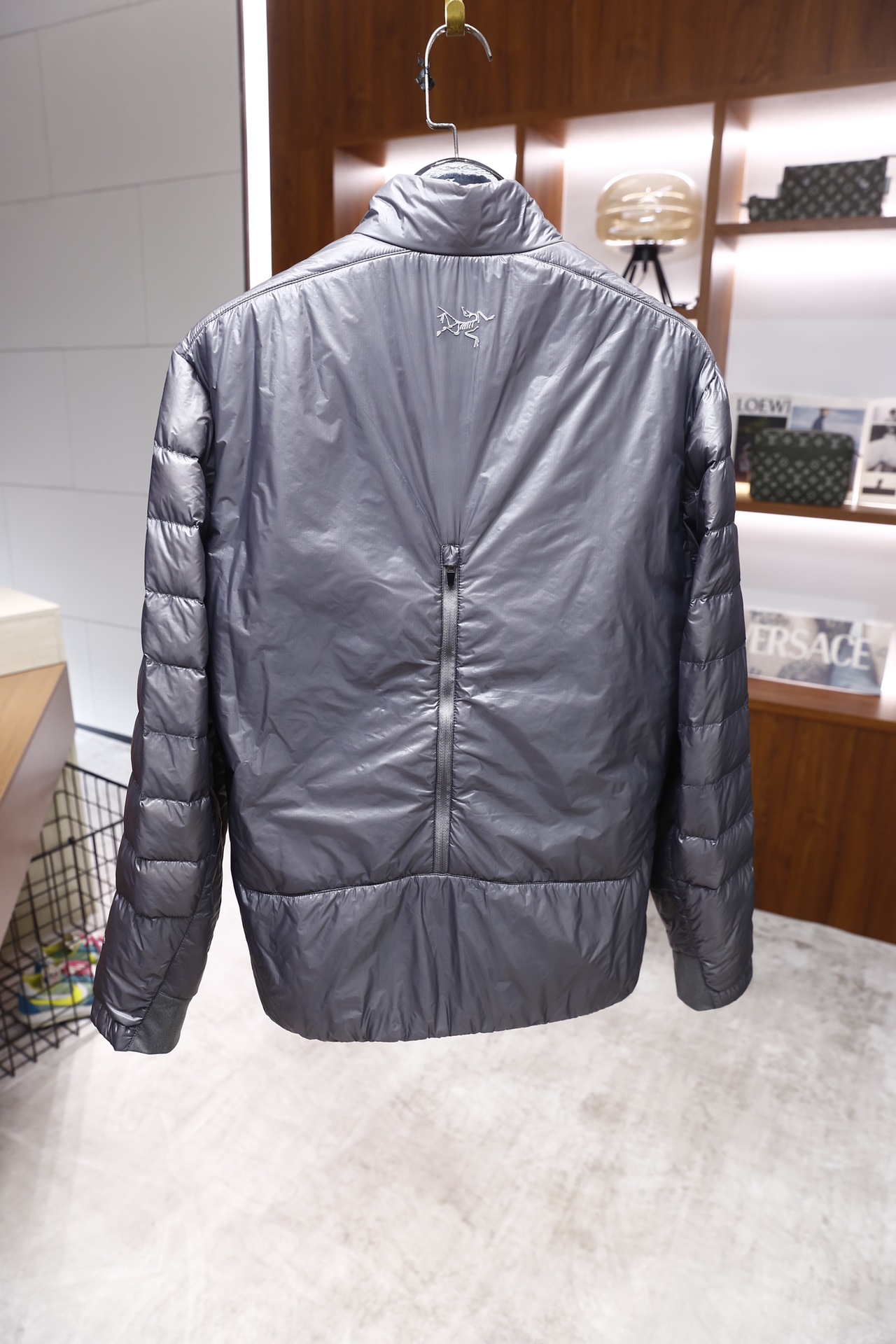 🔥始祖鸟/ARC'TERYX.25秋冬新品👍时尚男士羽绒外套，采用立领全拉链设计，衣身运用波浪形绗缝工艺