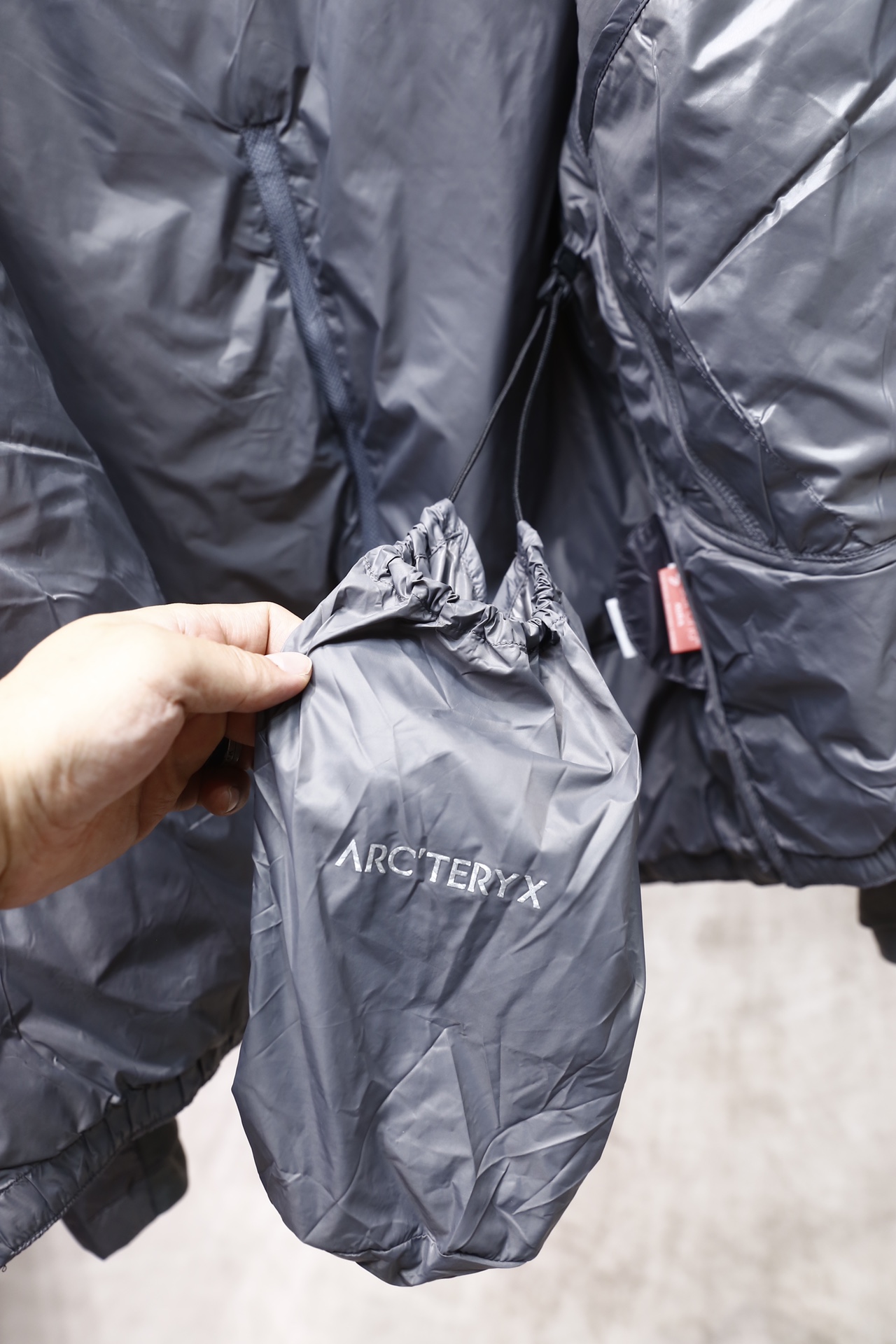 🔥始祖鸟/ARC'TERYX.25秋冬新品👍时尚男士羽绒外套，采用立领全拉链设计，衣身运用波浪形绗缝工艺