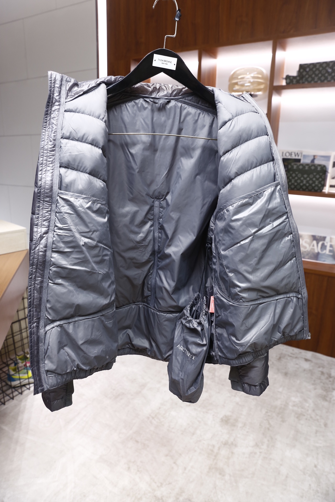 🔥始祖鸟/ARC'TERYX.25秋冬新品👍时尚男士羽绒外套，采用立领全拉链设计，衣身运用波浪形绗缝工艺