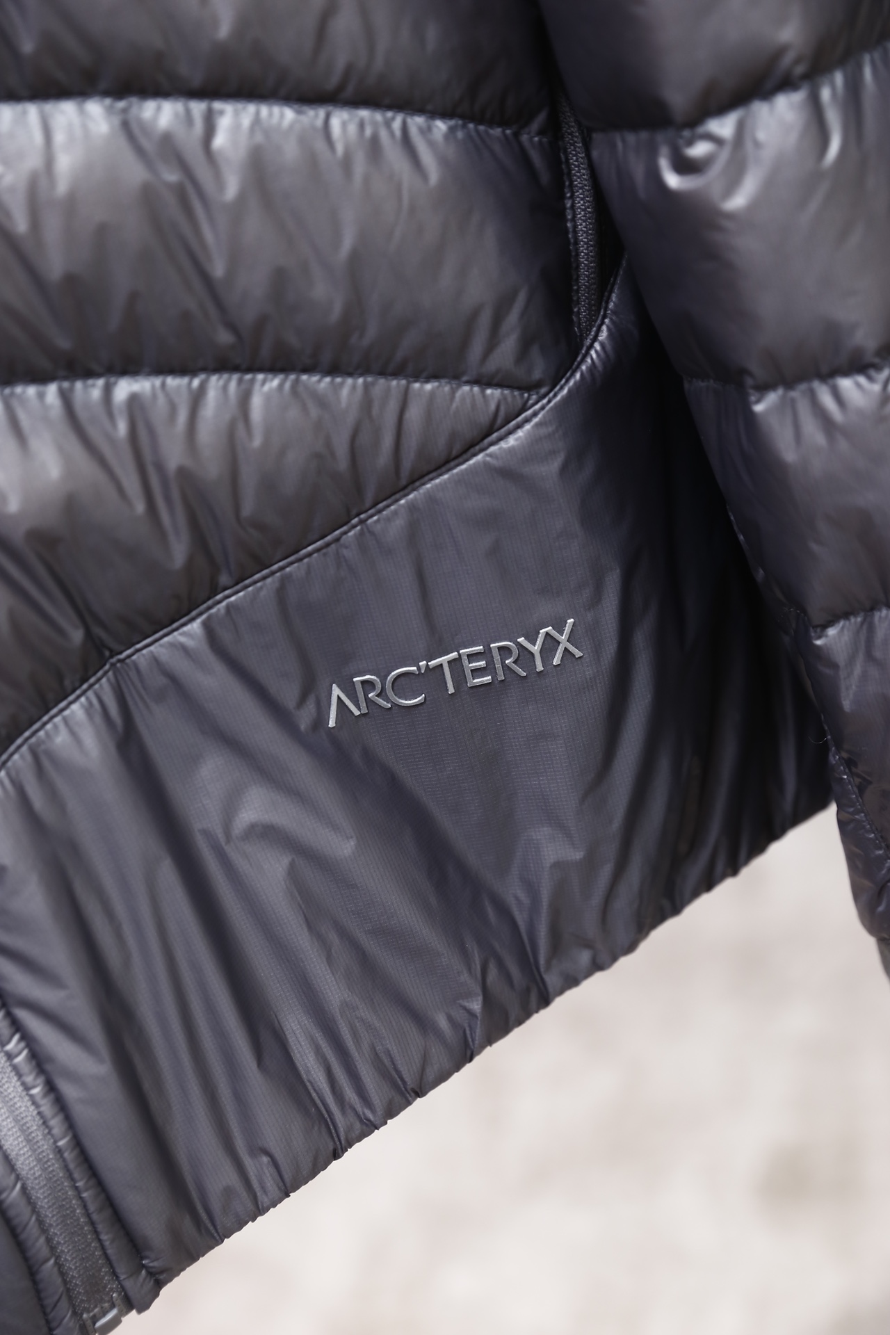 🔥始祖鸟/ARC'TERYX.25秋冬新品👍时尚男士羽绒外套，采用立领全拉链设计，衣身运用波浪形绗缝工艺