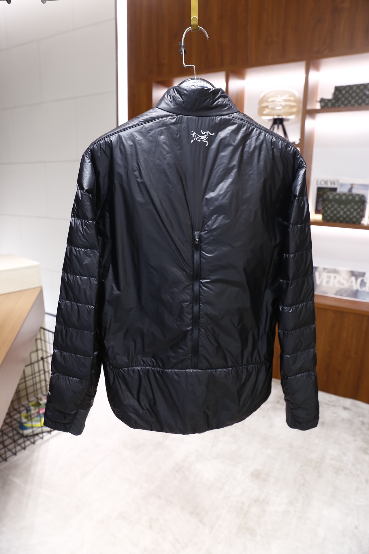 🔥始祖鸟/ARC'TERYX.25秋冬新品👍时尚男士羽绒外套，采用立领全拉链设计，衣身运用波浪形绗缝工艺