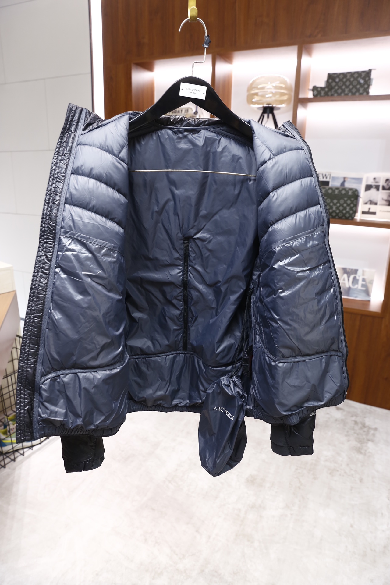 🔥始祖鸟/ARC'TERYX.25秋冬新品👍时尚男士羽绒外套，采用立领全拉链设计，衣身运用波浪形绗缝工艺