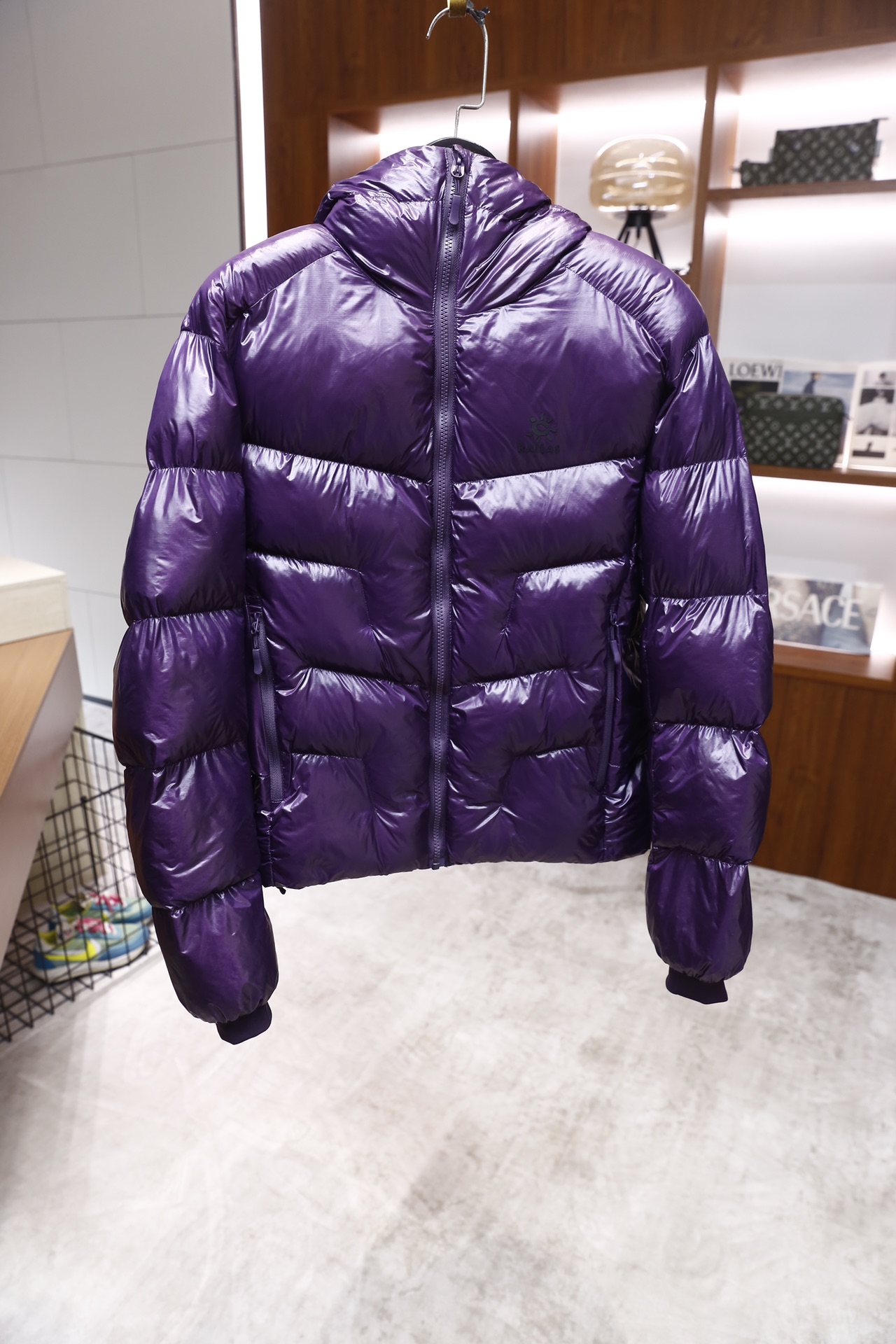 🔥凯乐石.25秋冬新款🆕时尚男士羽绒棉服👍内里填充保暖羽绒棉！整体为立领全拉链设计，衣身运用横向绗缝工艺