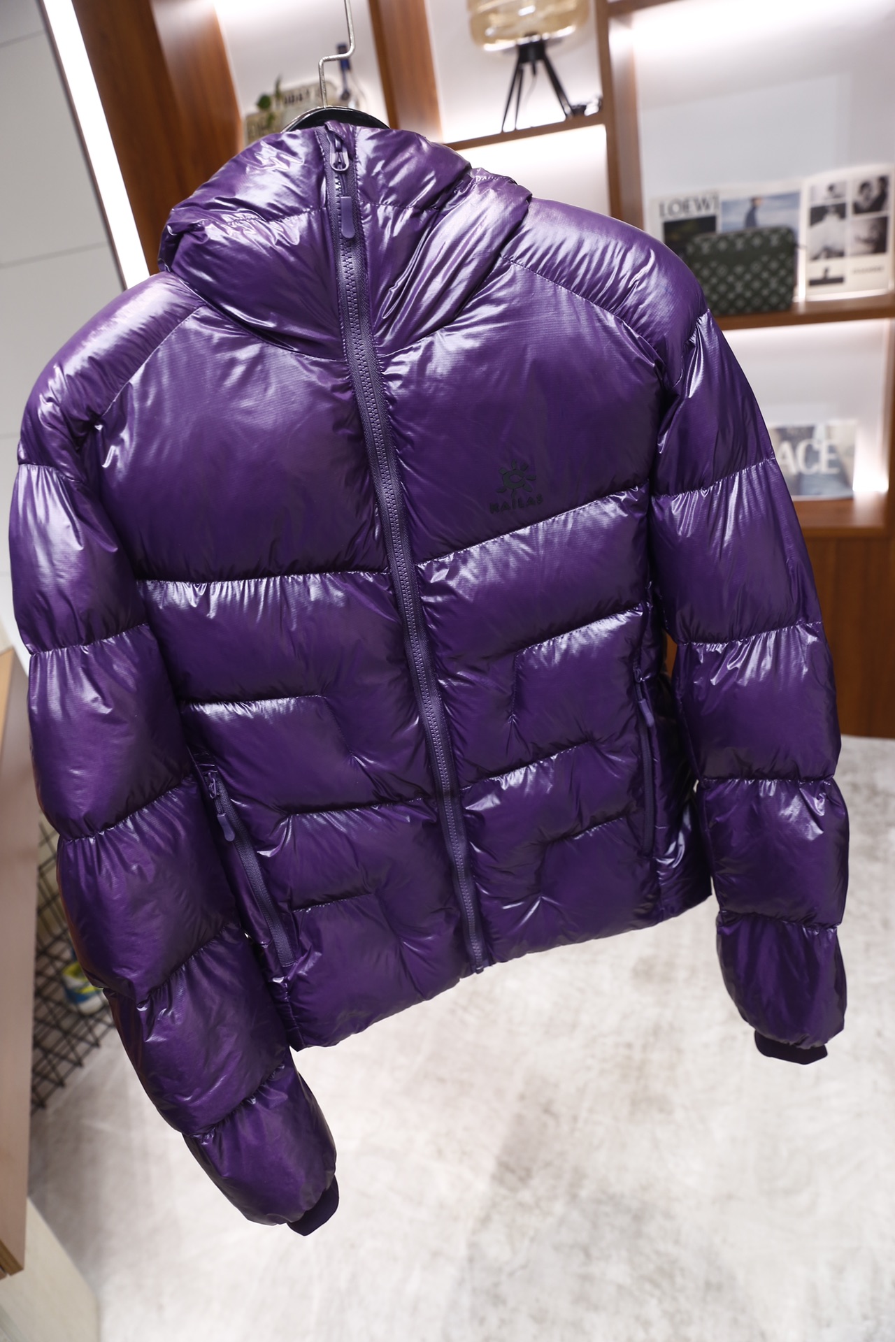 🔥凯乐石.25秋冬新款🆕时尚男士羽绒棉服👍内里填充保暖羽绒棉！整体为立领全拉链设计，衣身运用横向绗缝工艺