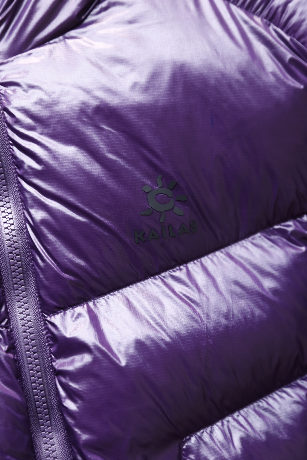 🔥凯乐石.25秋冬新款🆕时尚男士羽绒棉服👍内里填充保暖羽绒棉！整体为立领全拉链设计，衣身运用横向绗缝工艺