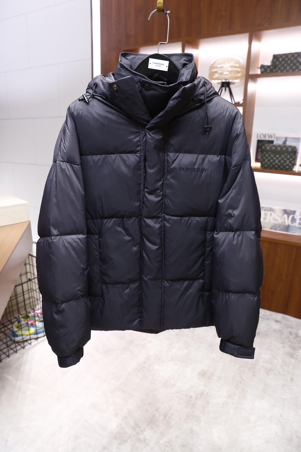 🔥博柏利/Burb*rry.25秋冬新款！时尚男士保暖羽绒服，采用连帽设计，帽子配有抽绳可调节松紧，衣身