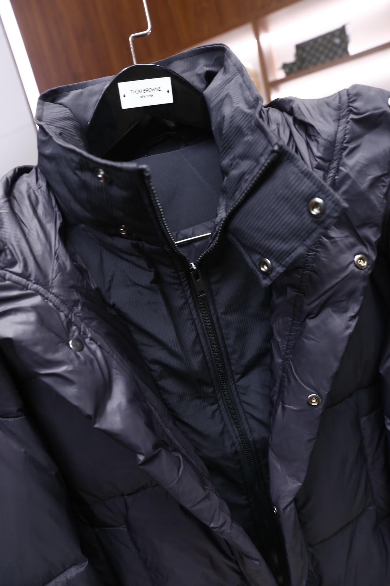 🔥博柏利/Burb*rry.25秋冬新款！时尚男士保暖羽绒服，采用连帽设计，帽子配有抽绳可调节松紧，衣身