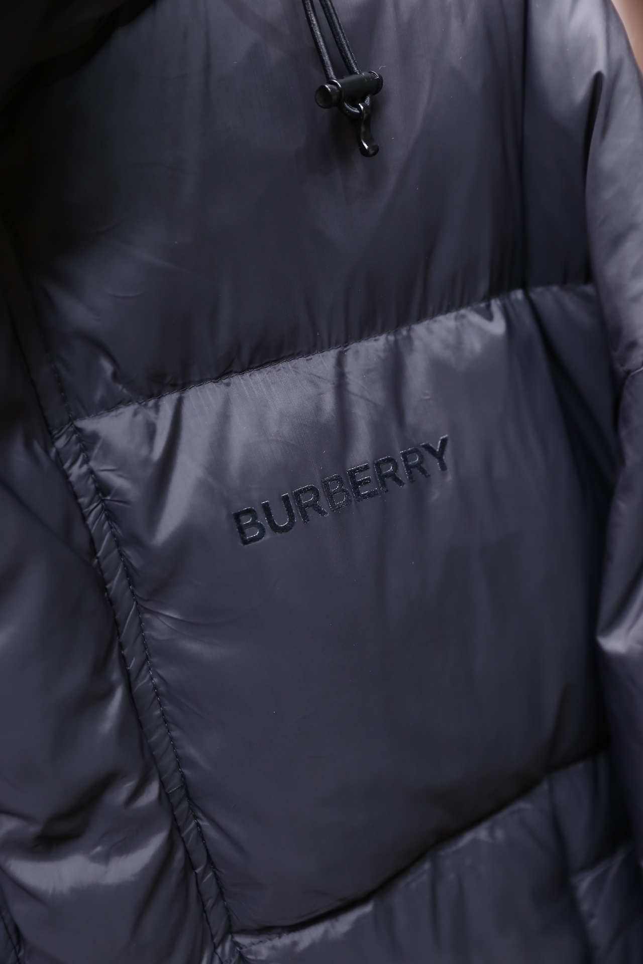 🔥博柏利/Burb*rry.25秋冬新款！时尚男士保暖羽绒服，采用连帽设计，帽子配有抽绳可调节松紧，衣身