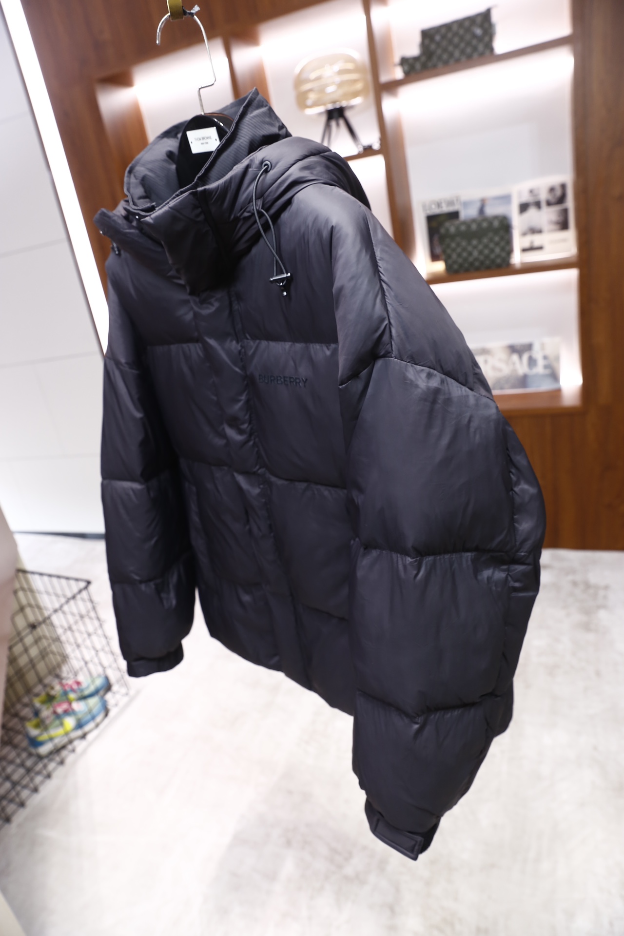 🔥博柏利/Burb*rry.25秋冬新款！时尚男士保暖羽绒服，采用连帽设计，帽子配有抽绳可调节松紧，衣身