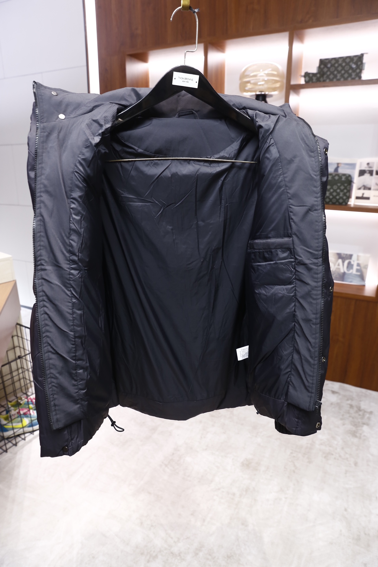 🔥博柏利/Burb*rry.25秋冬新款！时尚男士保暖羽绒服，采用连帽设计，帽子配有抽绳可调节松紧，衣身