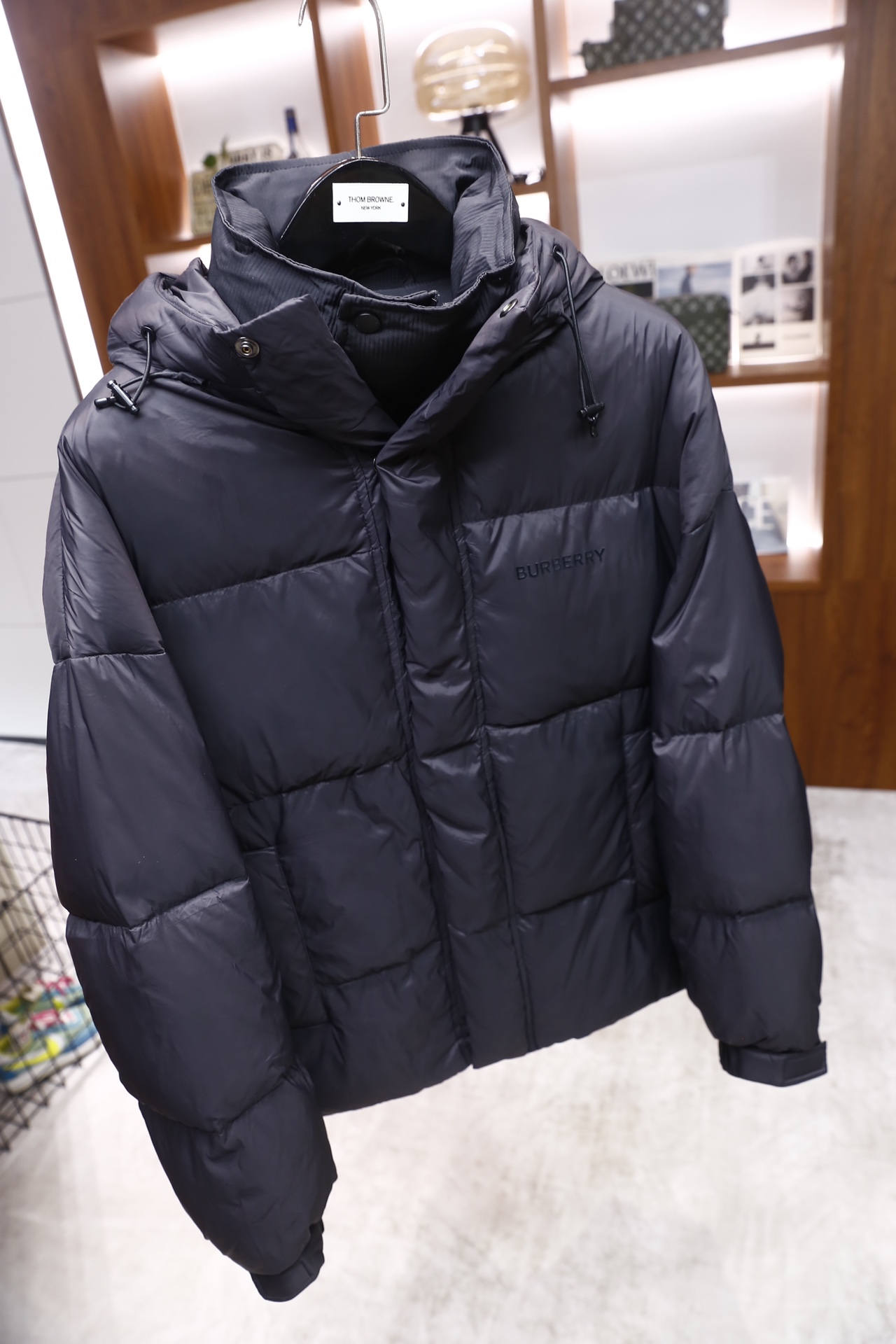 🔥博柏利/Burb*rry.25秋冬新款！时尚男士保暖羽绒服，采用连帽设计，帽子配有抽绳可调节松紧，衣身