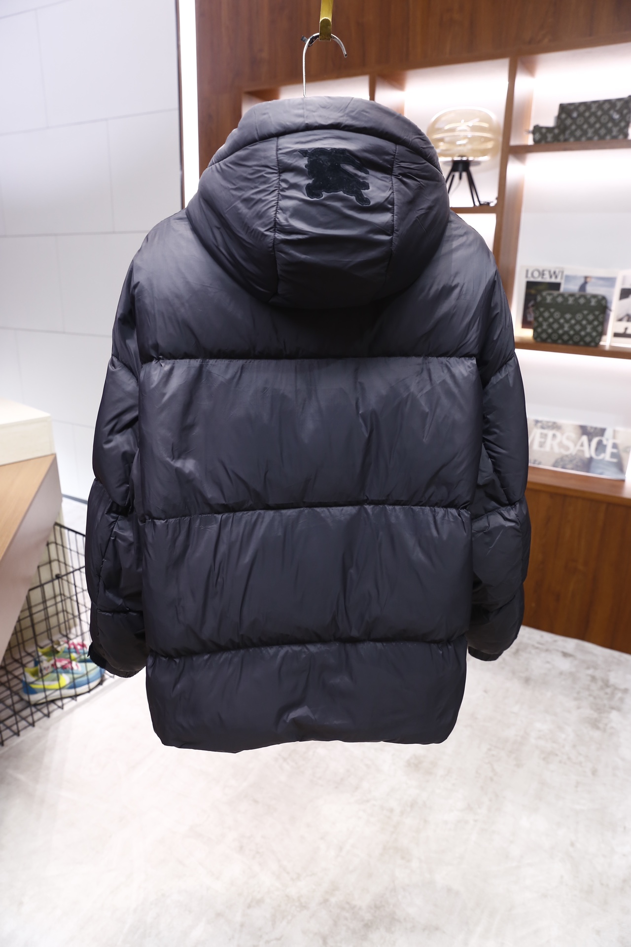 🔥博柏利/Burb*rry.25秋冬新款！时尚男士保暖羽绒服，采用连帽设计，帽子配有抽绳可调节松紧，衣身