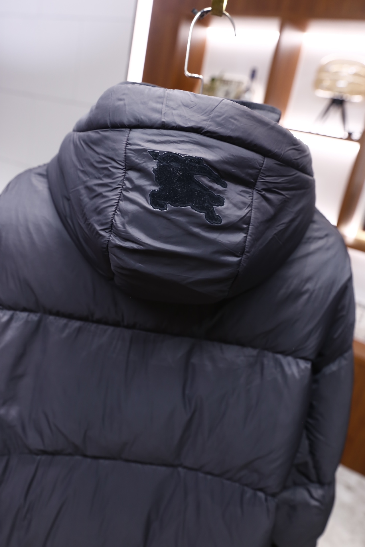 🔥博柏利/Burb*rry.25秋冬新款！时尚男士保暖羽绒服，采用连帽设计，帽子配有抽绳可调节松紧，衣身