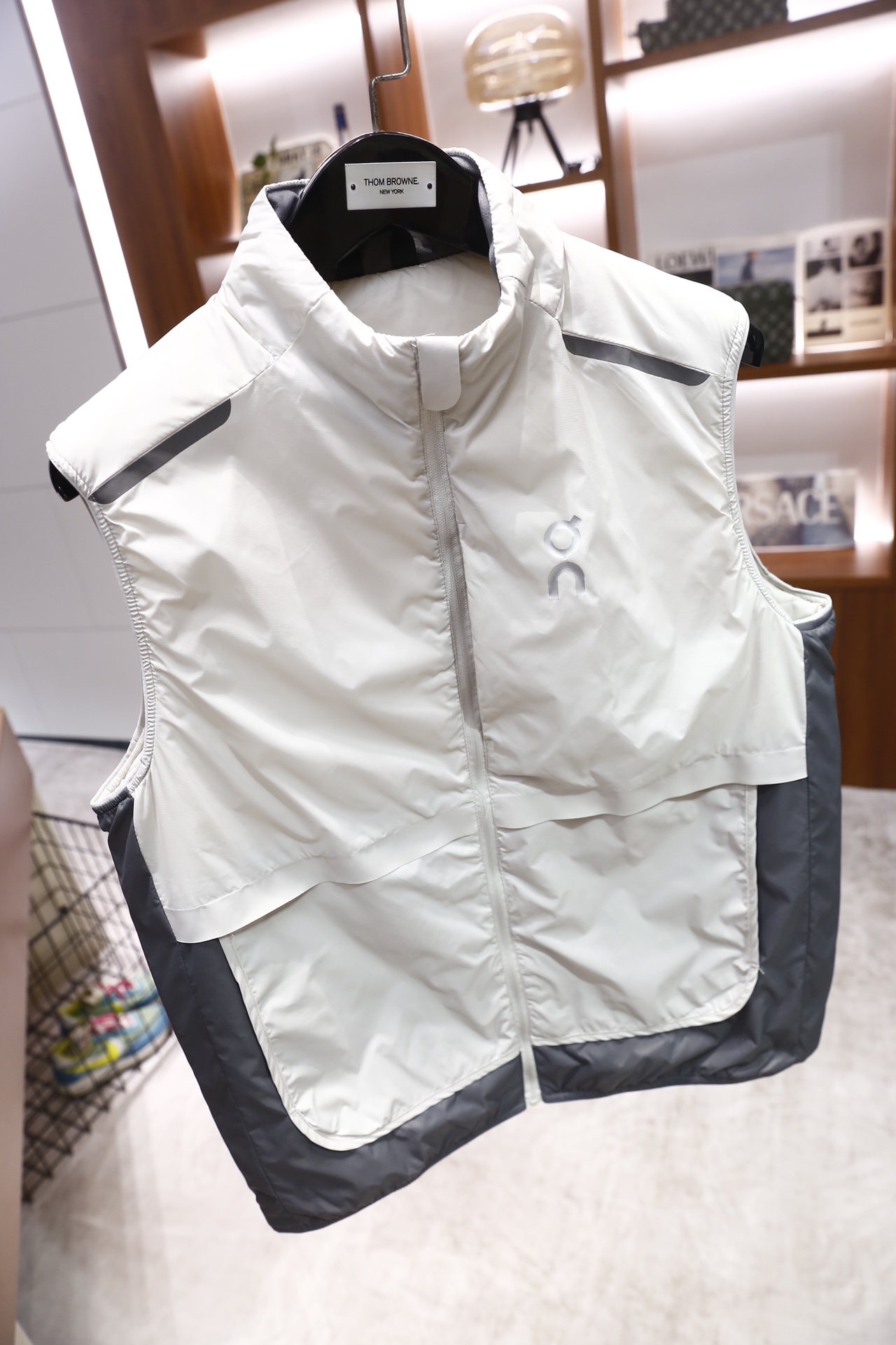 🔥罗意威.25秋冬新款！时尚男士薄棉马甲，采用立领全拉链开合设计，整体为无袖版型，衣身选用轻薄的防风防水